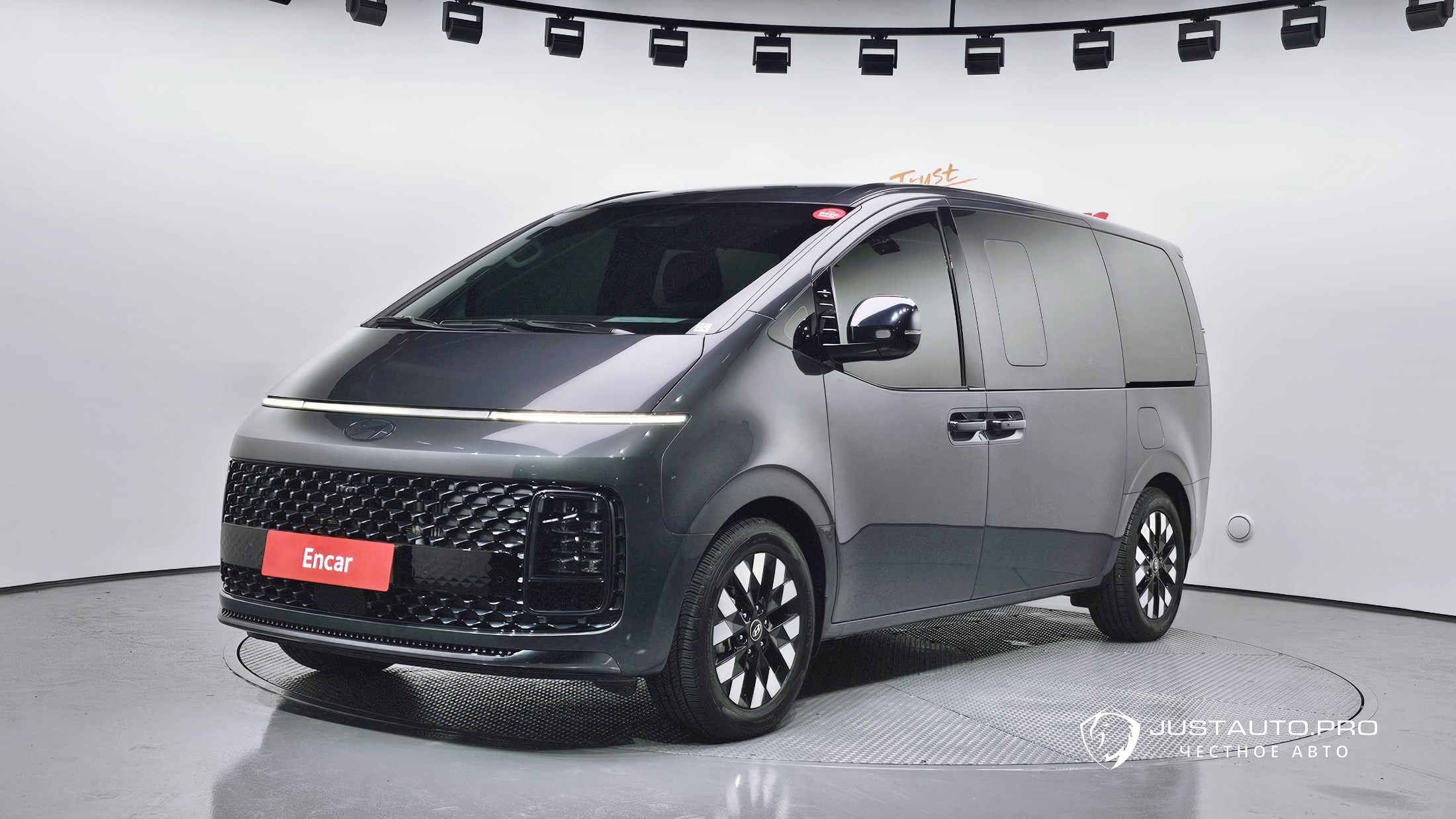 Автомобиль Hyundai Staria