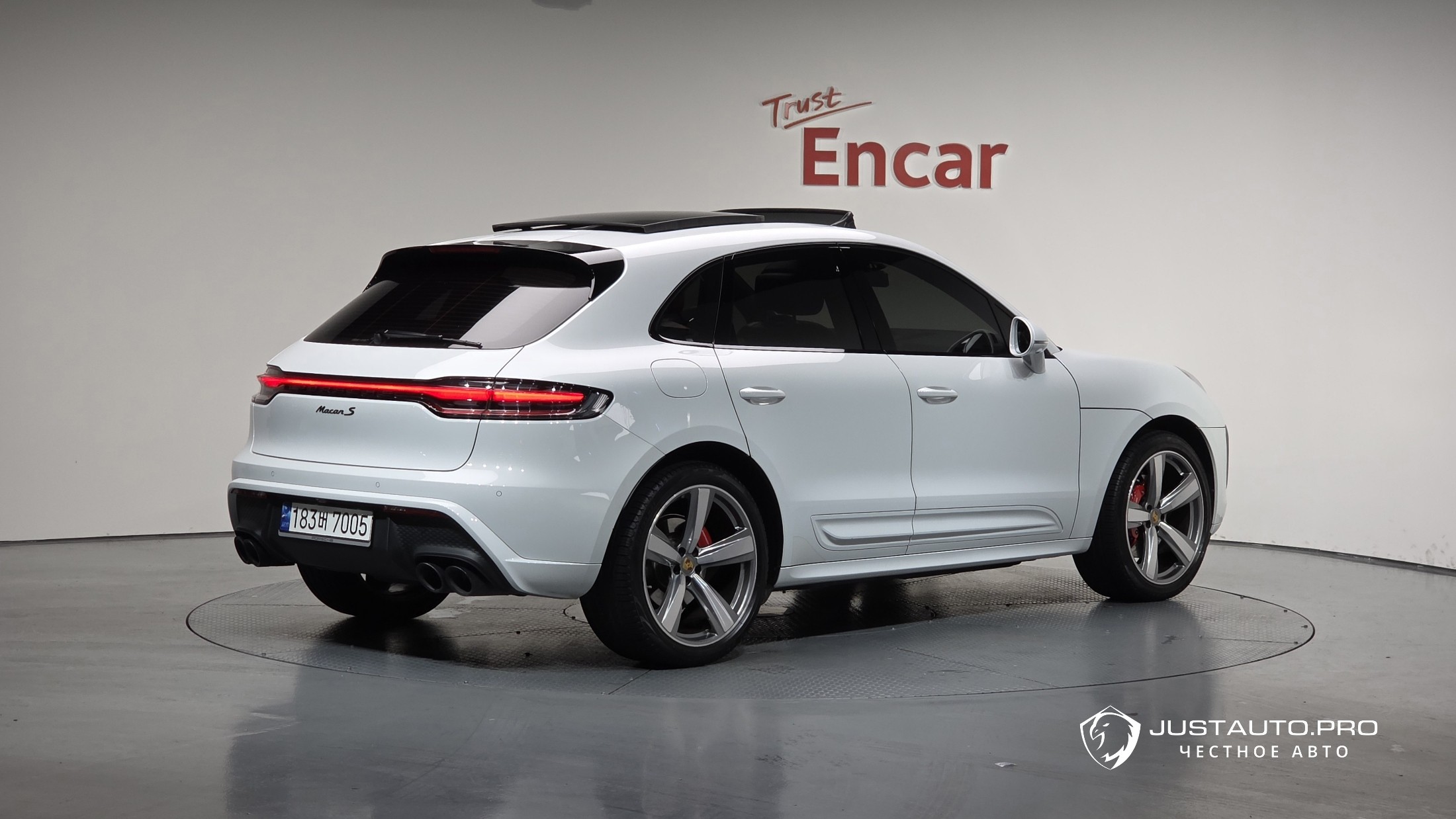 Автомобиль Porsche Macan