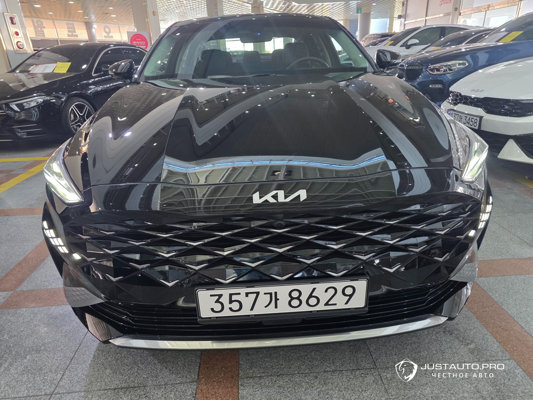 Автомобиль Kia K8