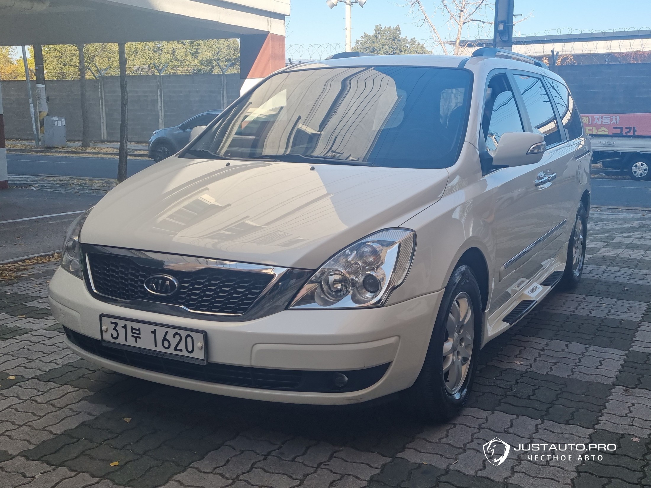 Автомобиль Kia Canival