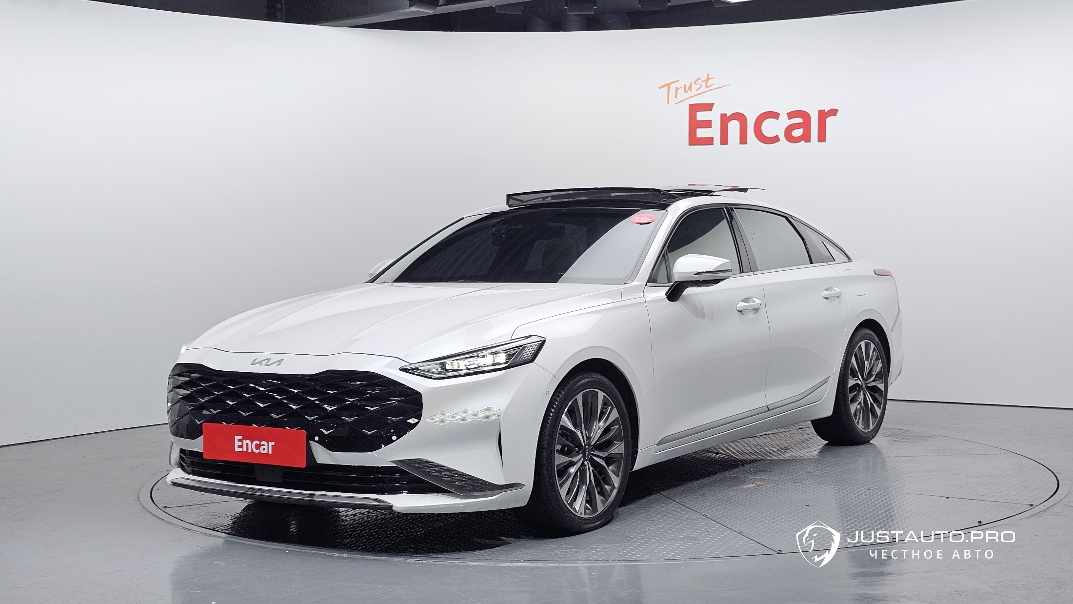 Автомобиль Kia K8