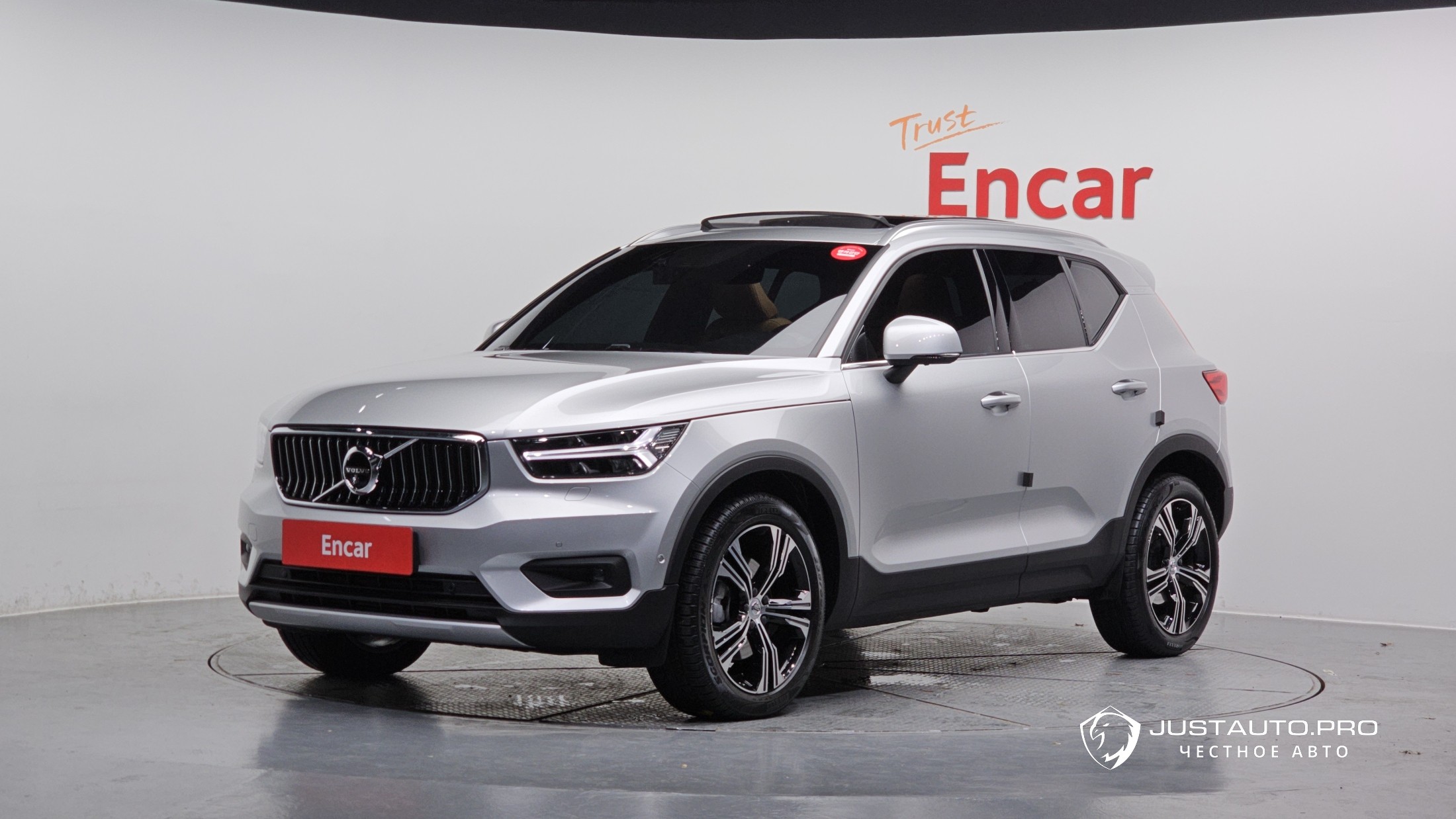 Автомобиль Volvo XC40