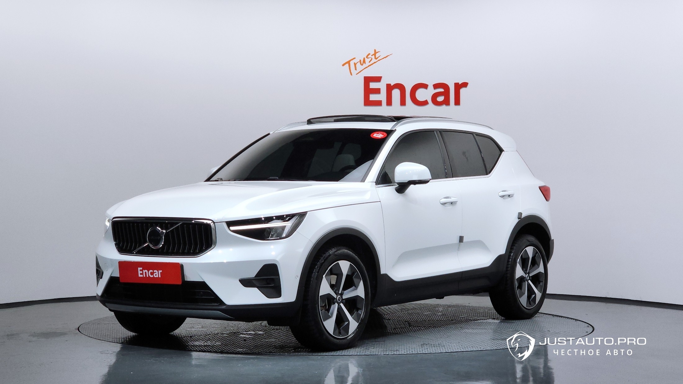 Автомобиль Volvo XC40