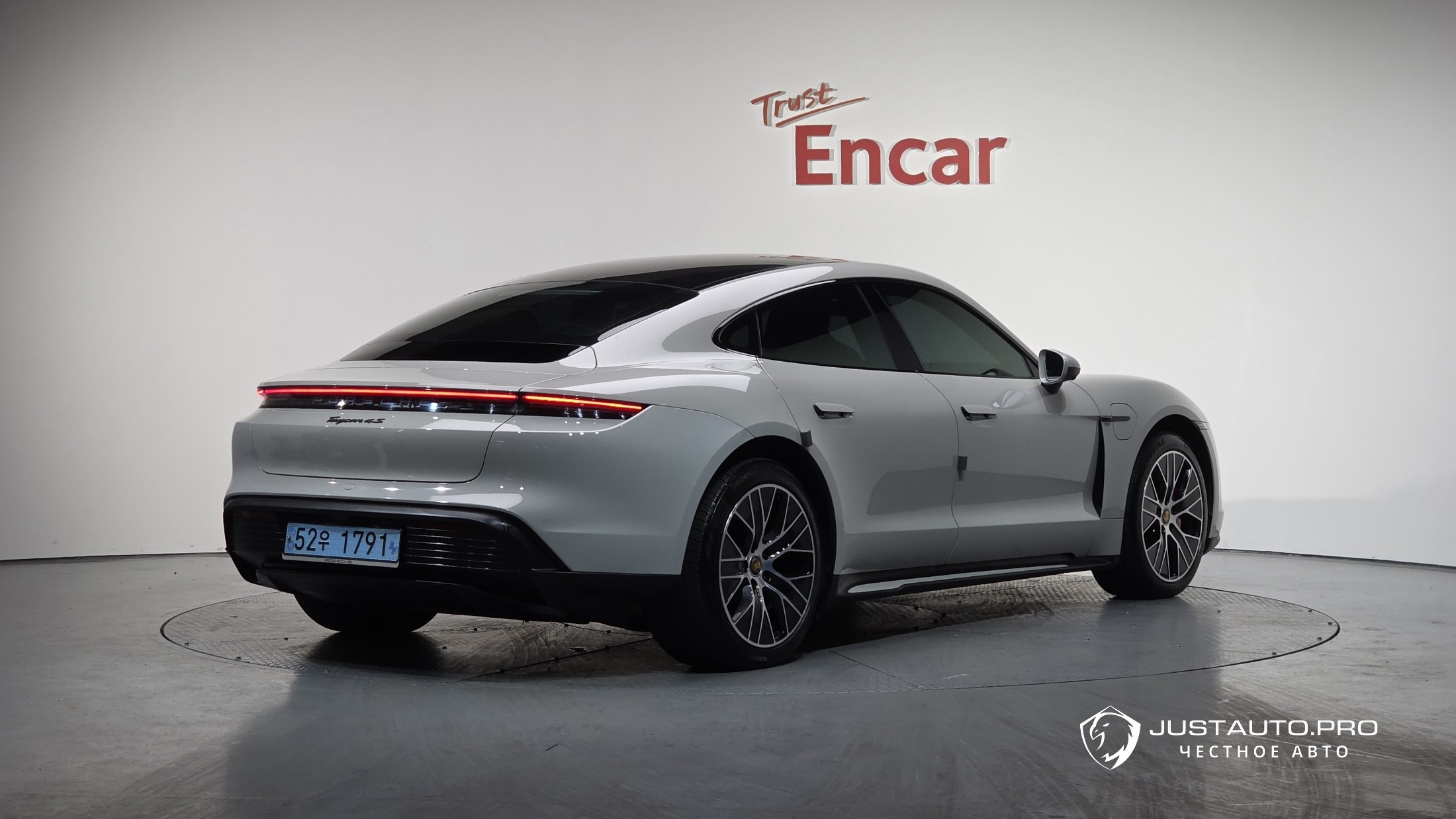 Автомобиль Porsche Taycan