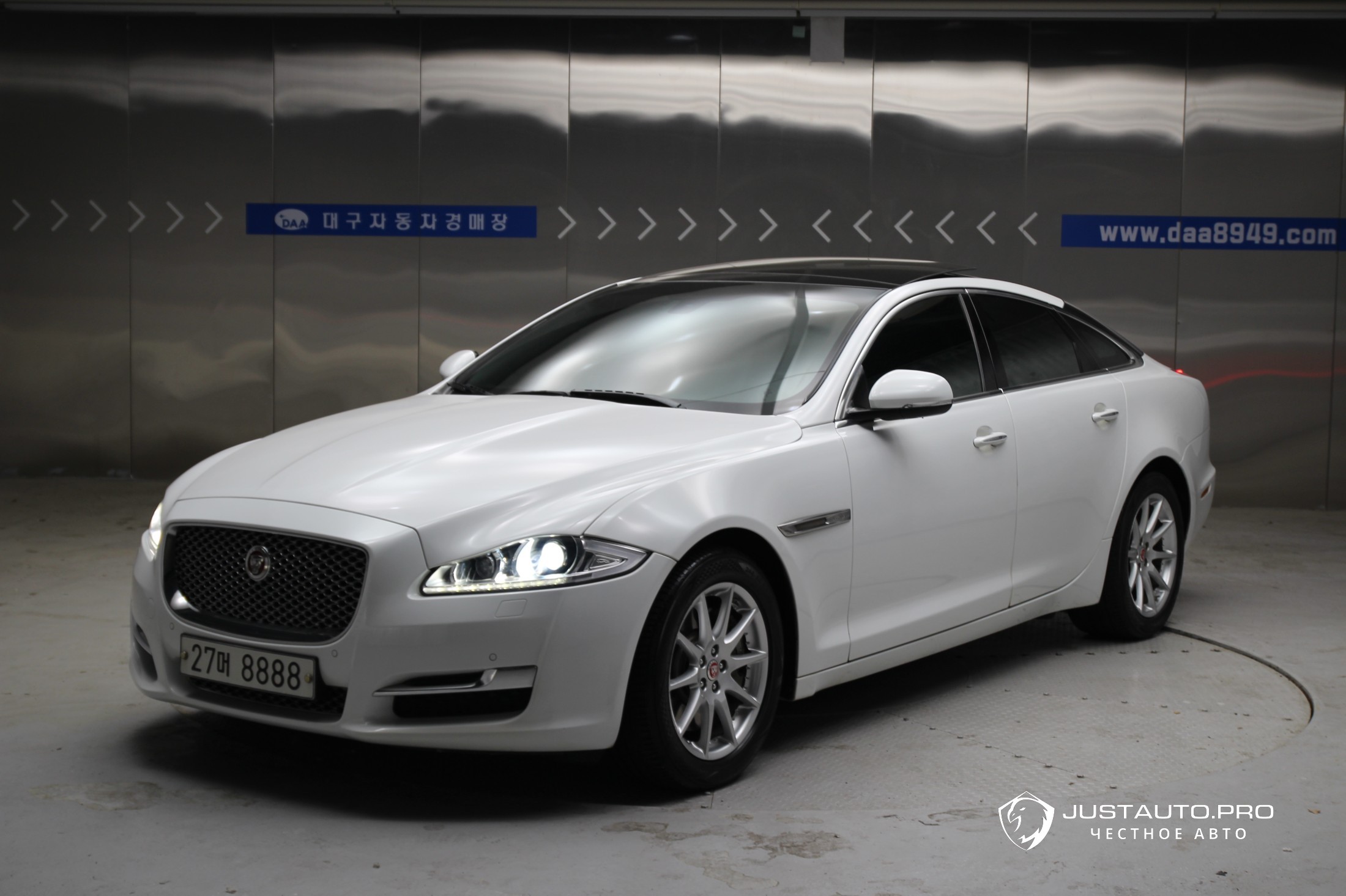 Автомобиль Jaguar XJ