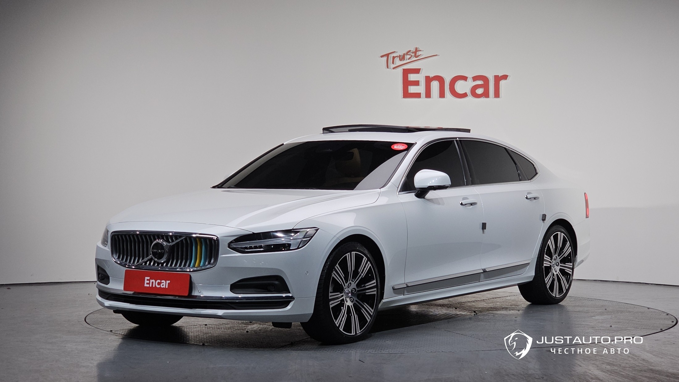 Автомобиль Volvo S90