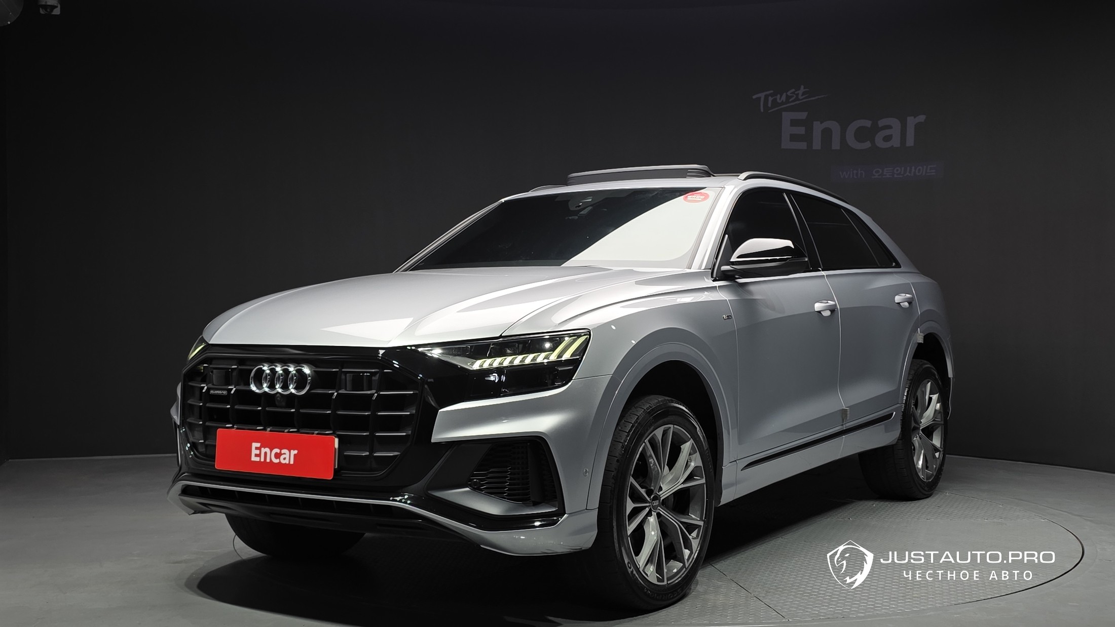Автомобиль Audi Q8