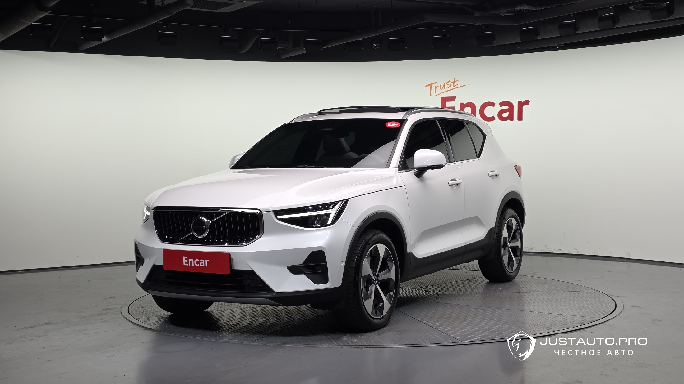 Автомобиль Volvo XC40