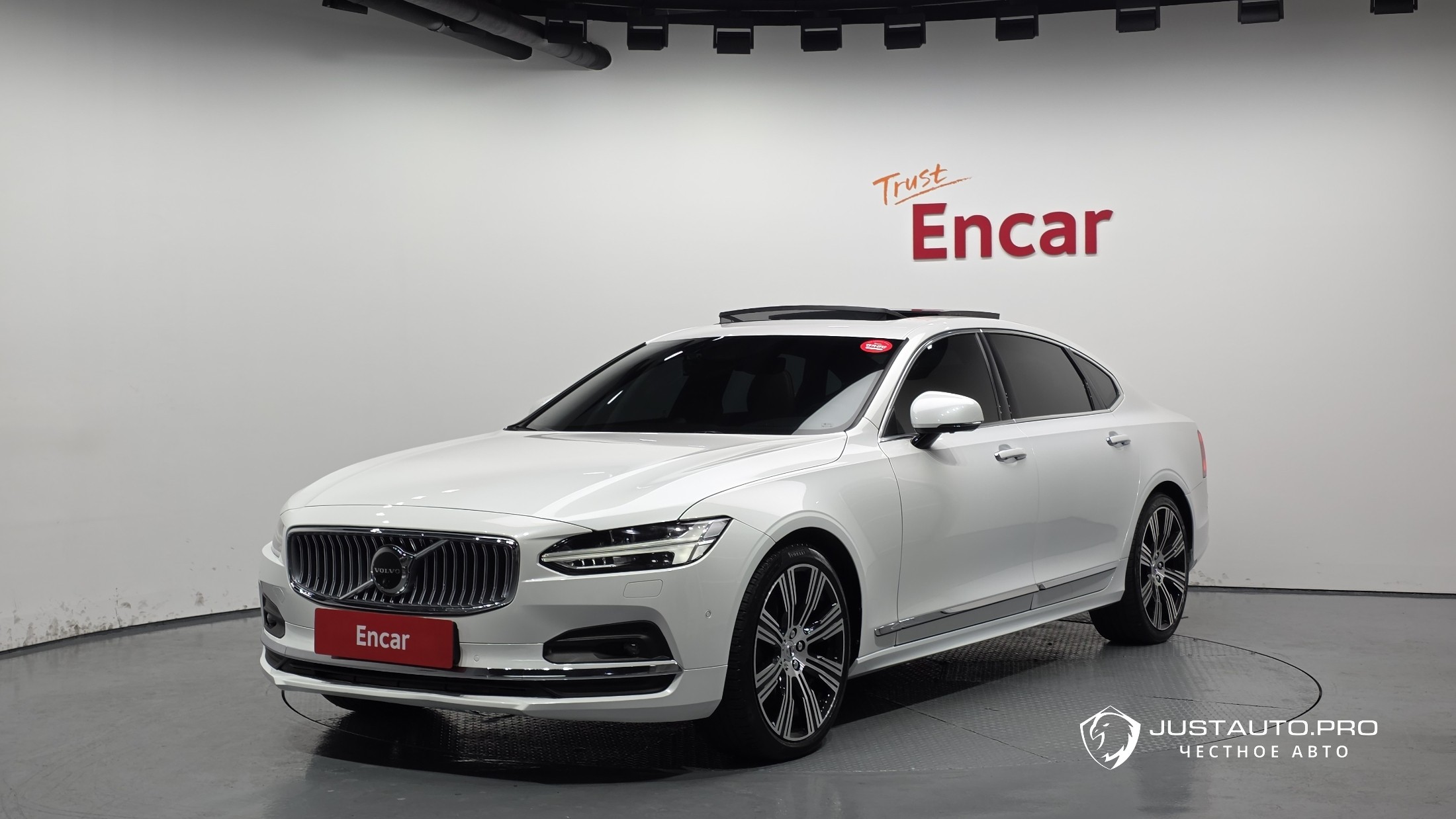 Автомобиль Volvo S90