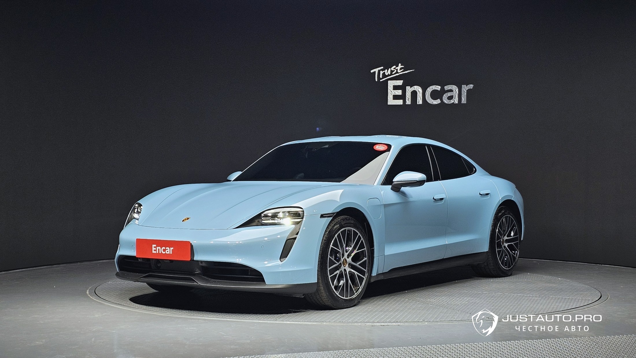 Автомобиль Porsche Taycan