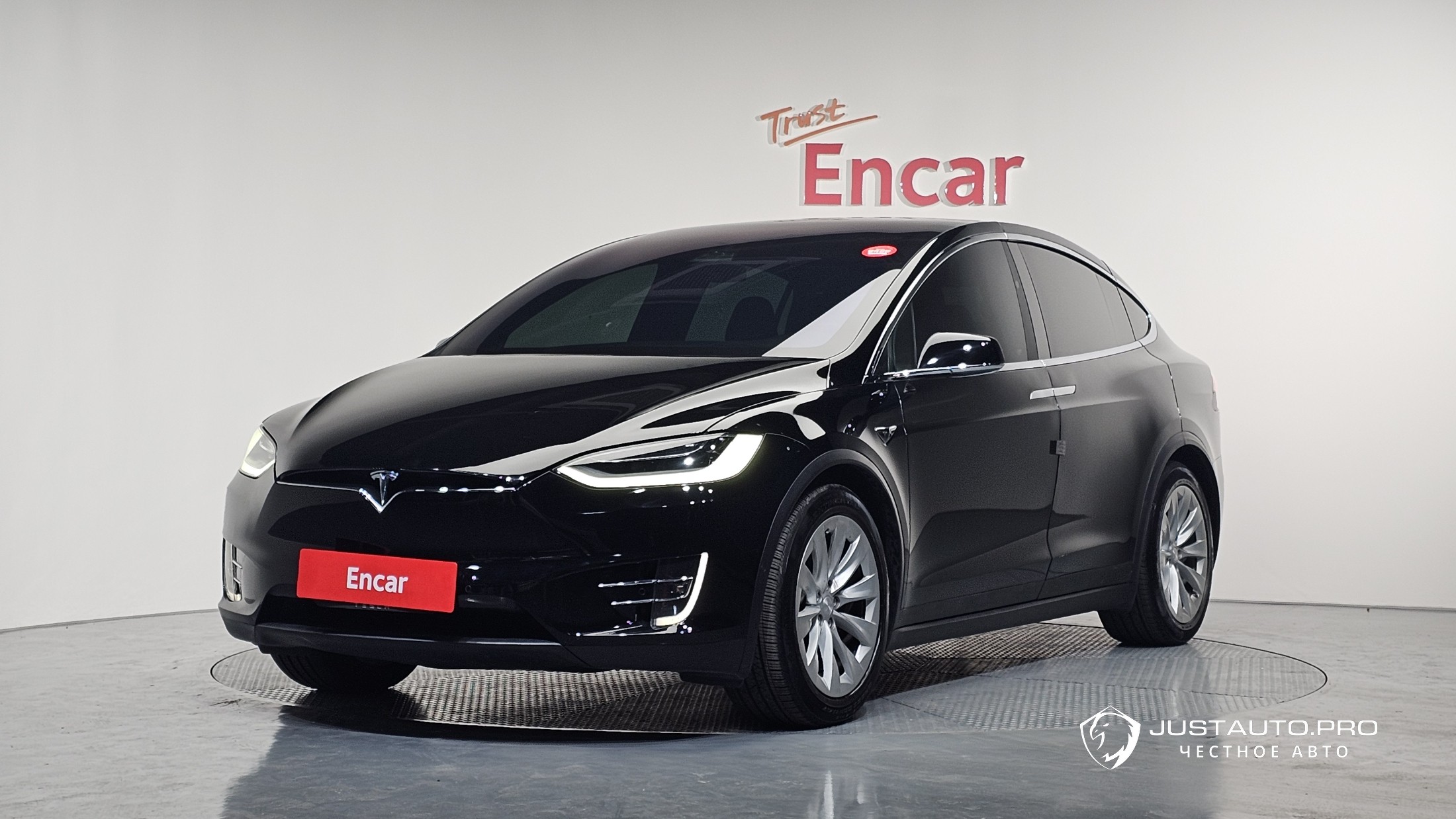 Автомобиль Tesla Model X