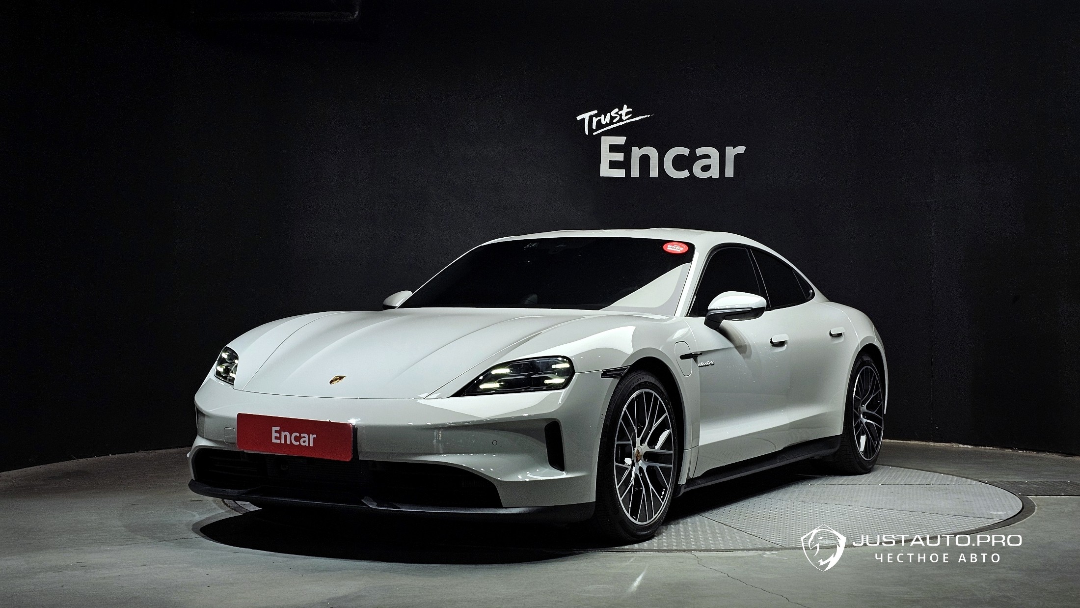 Автомобиль Porsche Taycan