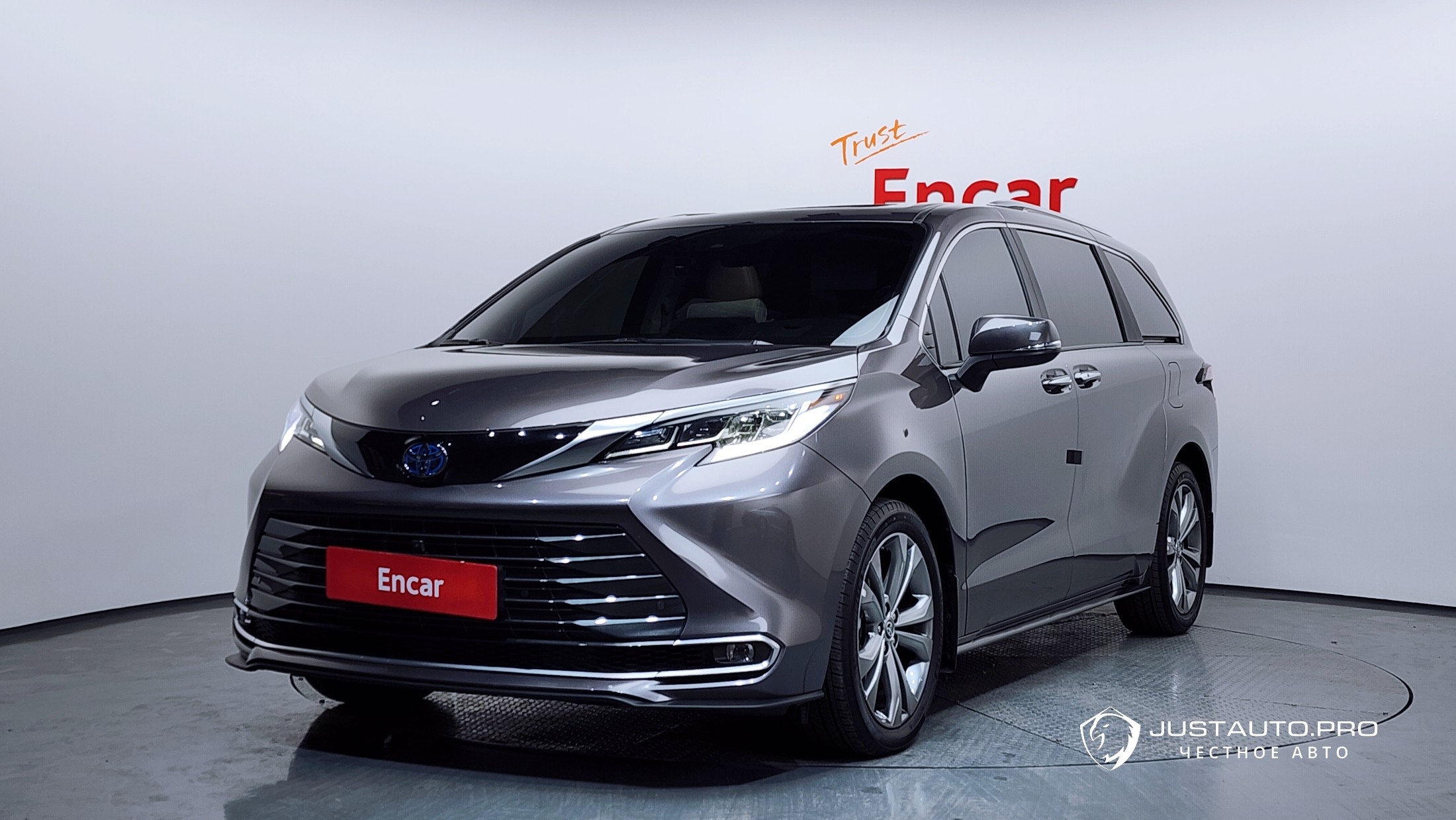 Автомобиль Toyota Sienna