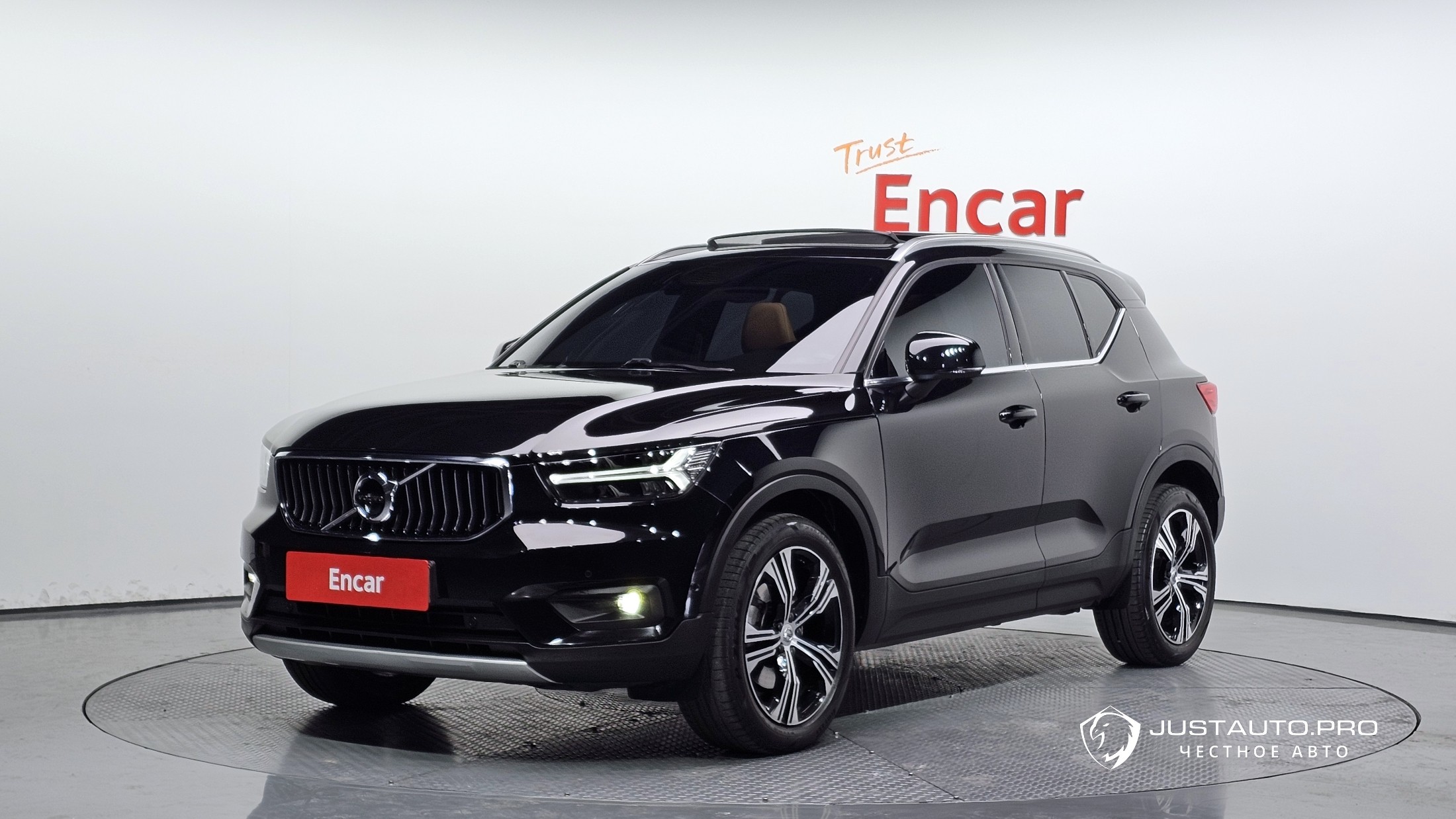 Автомобиль Volvo XC40