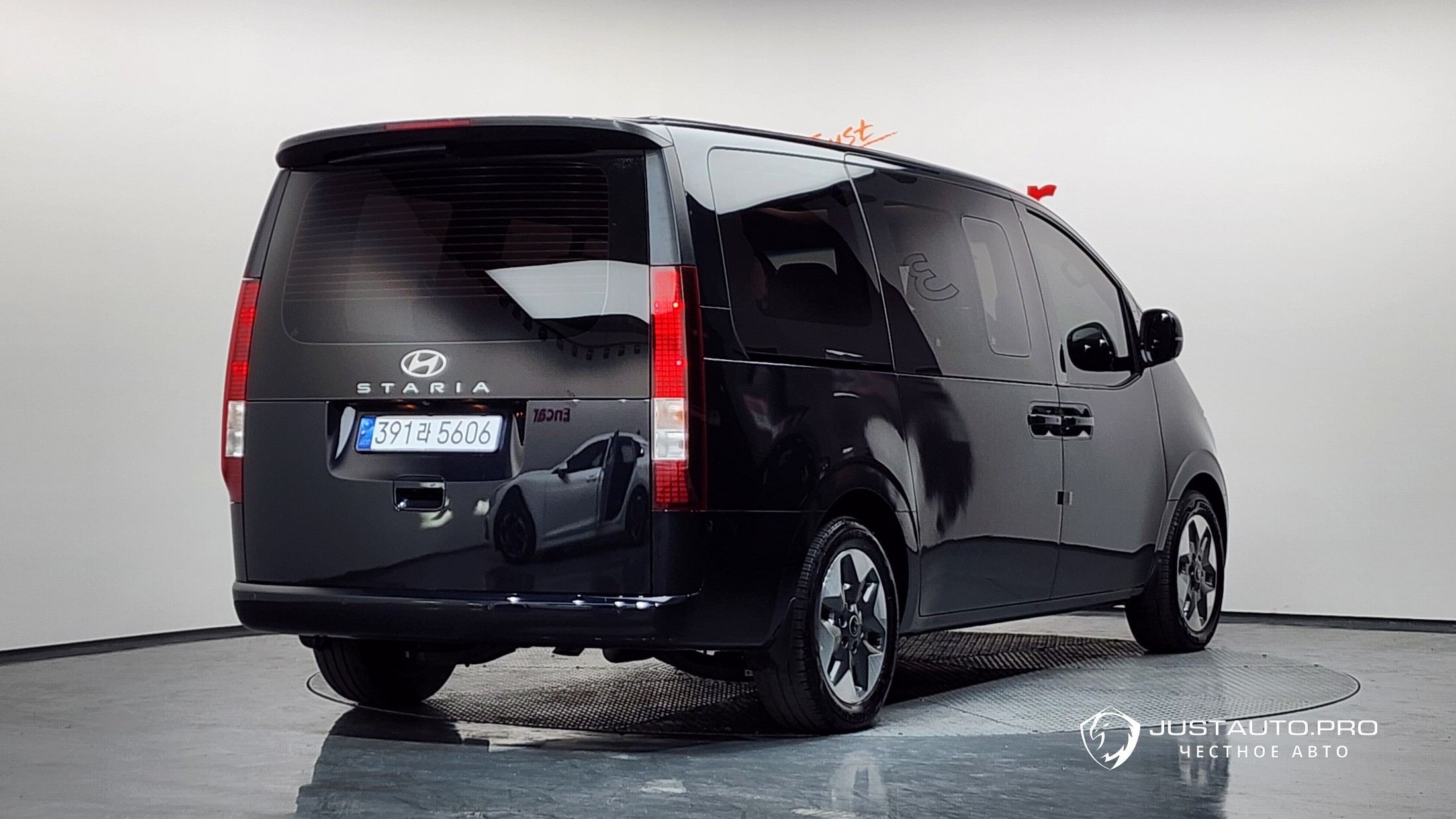 Автомобиль Hyundai Staria