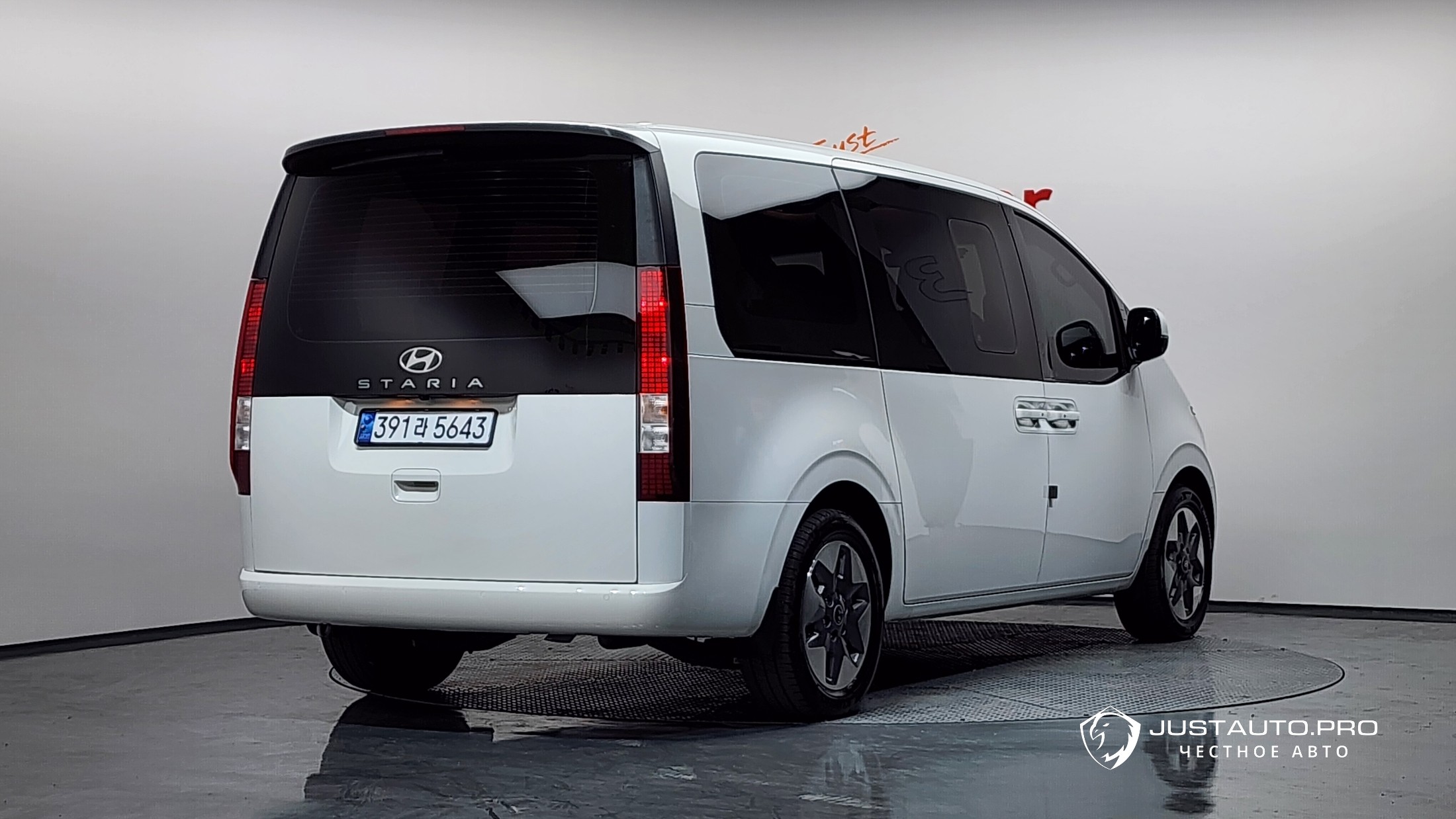 Автомобиль Hyundai Staria