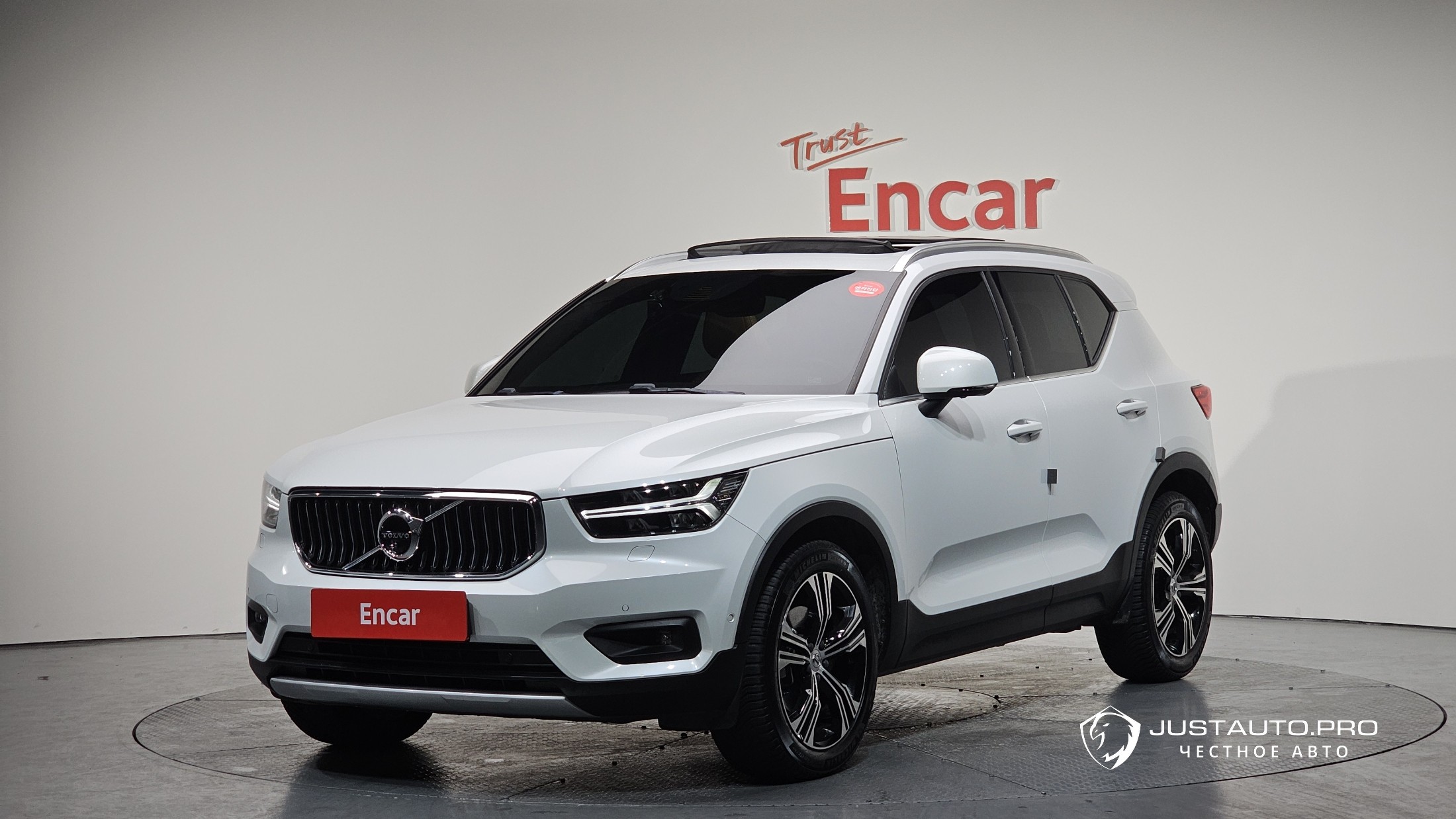 Автомобиль Volvo XC40