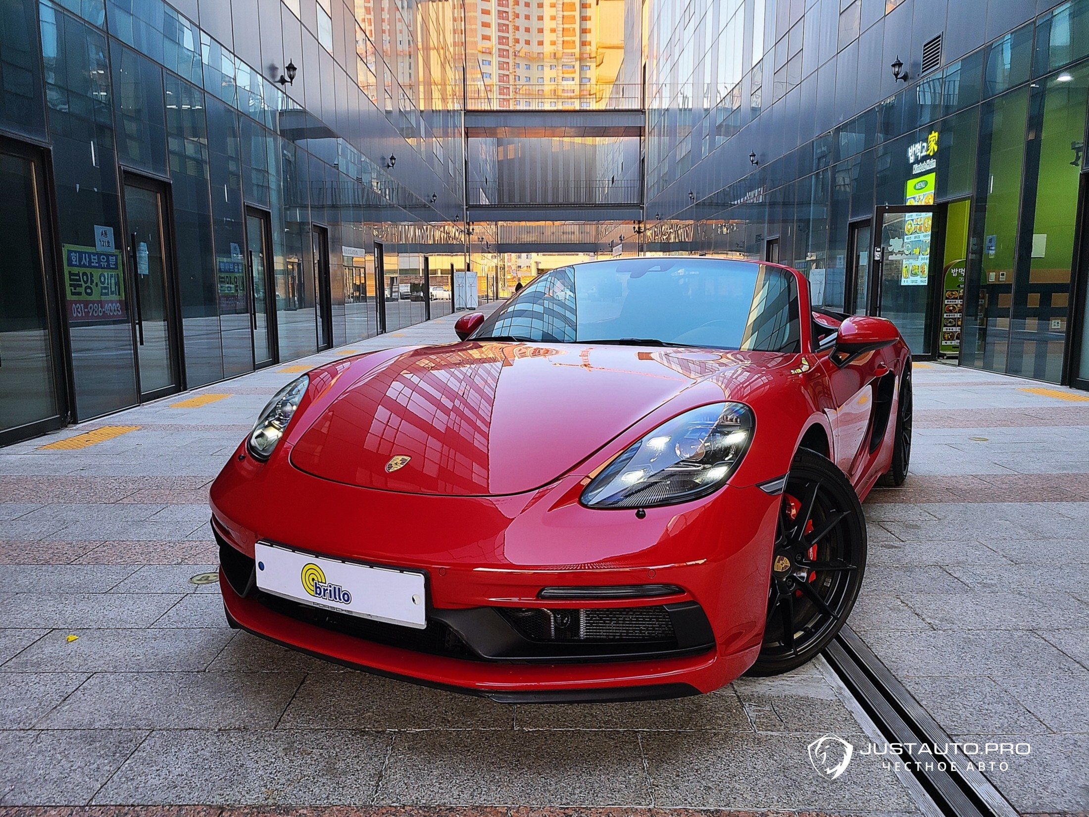 Автомобиль Porsche 718