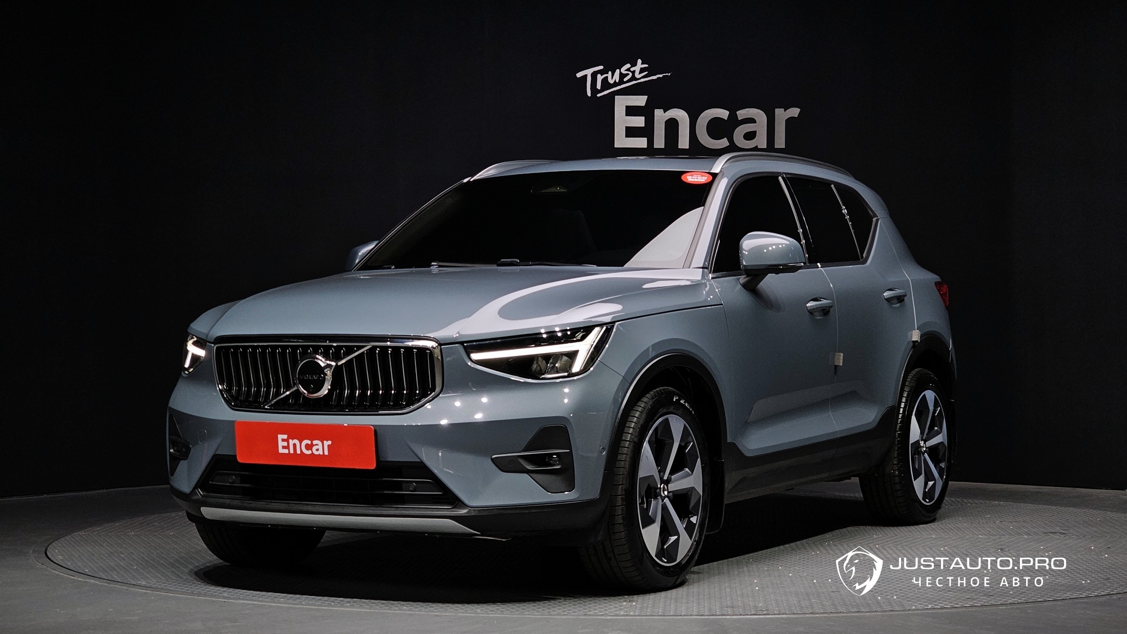 Автомобиль Volvo XC40