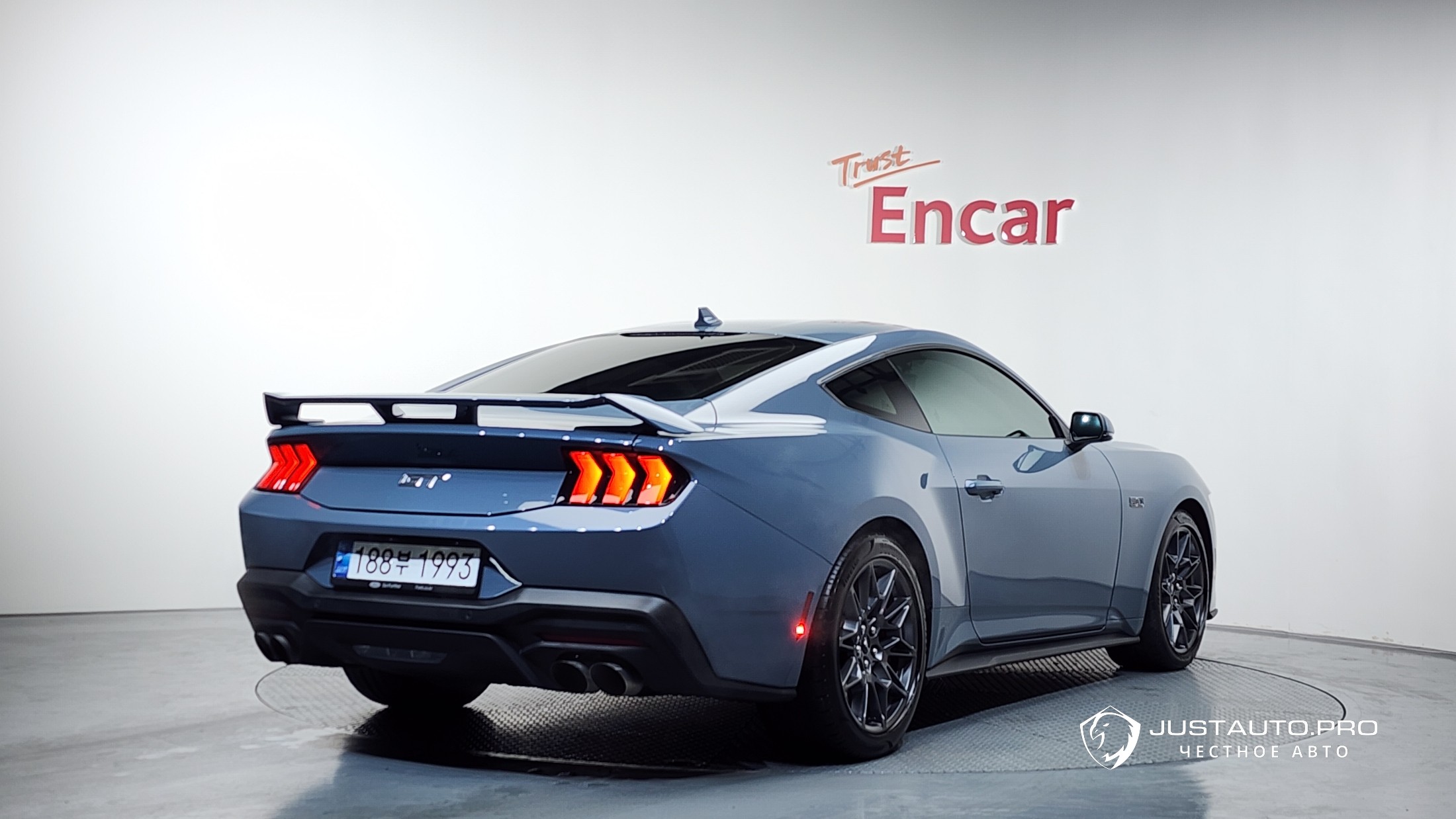 Автомобиль Ford Mustang