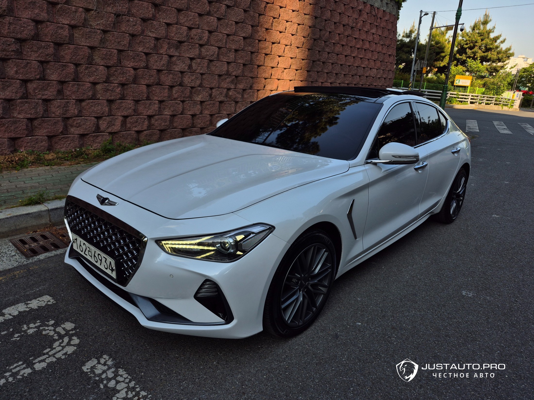 Автомобиль Genesis G70