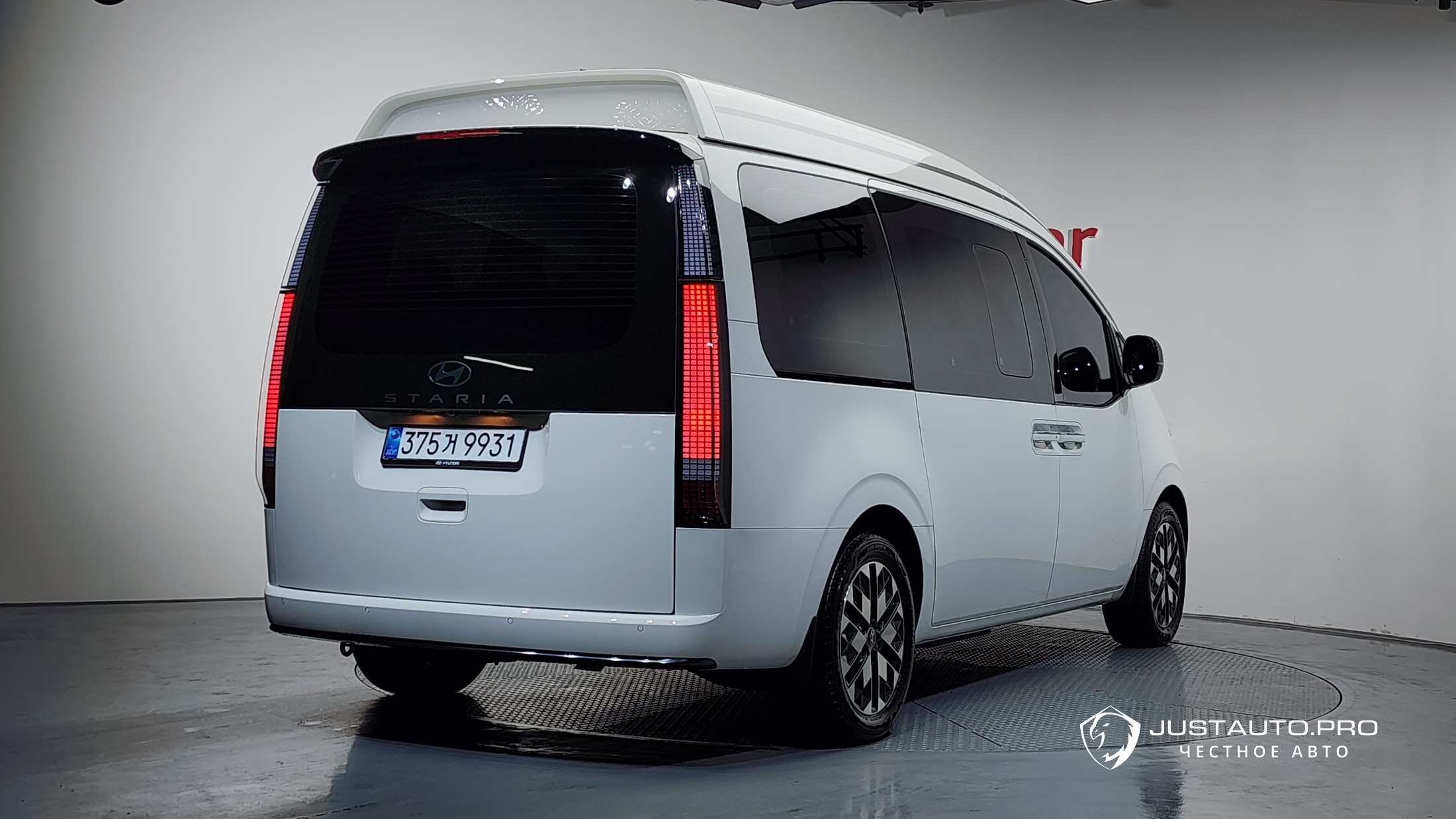 Автомобиль Hyundai Staria