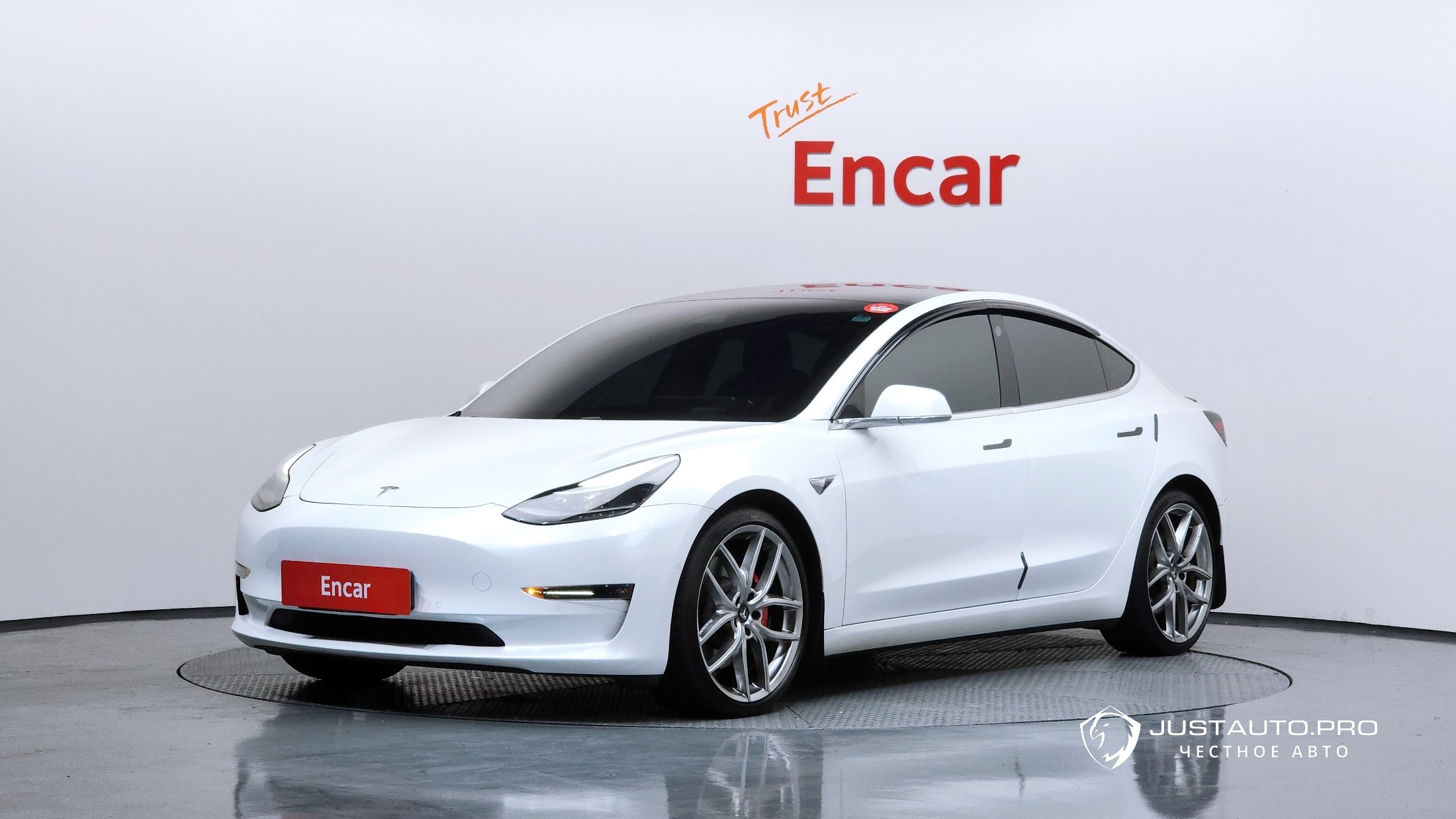 Автомобиль Tesla Model 3