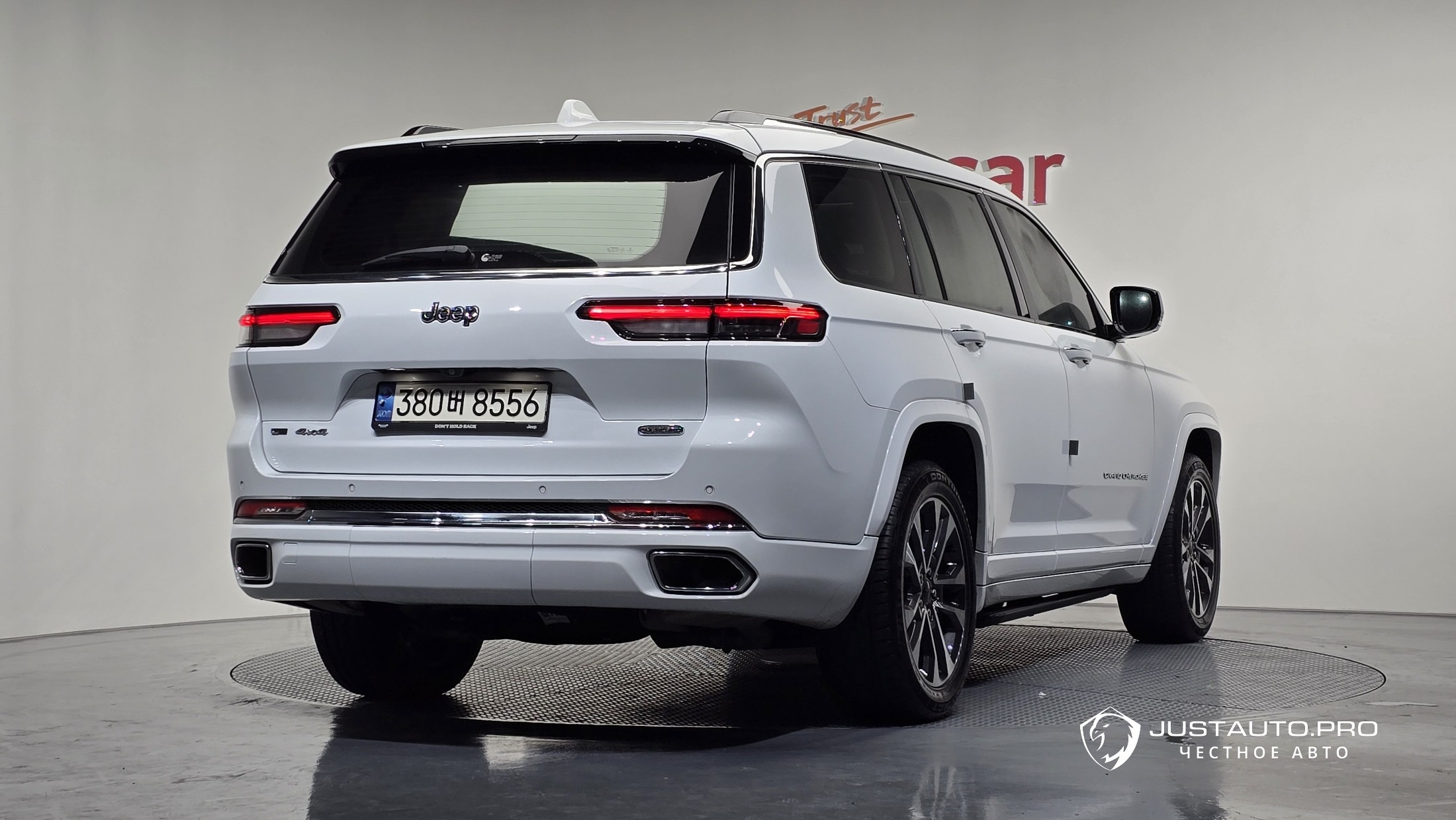 Автомобиль Jeep Cherokee