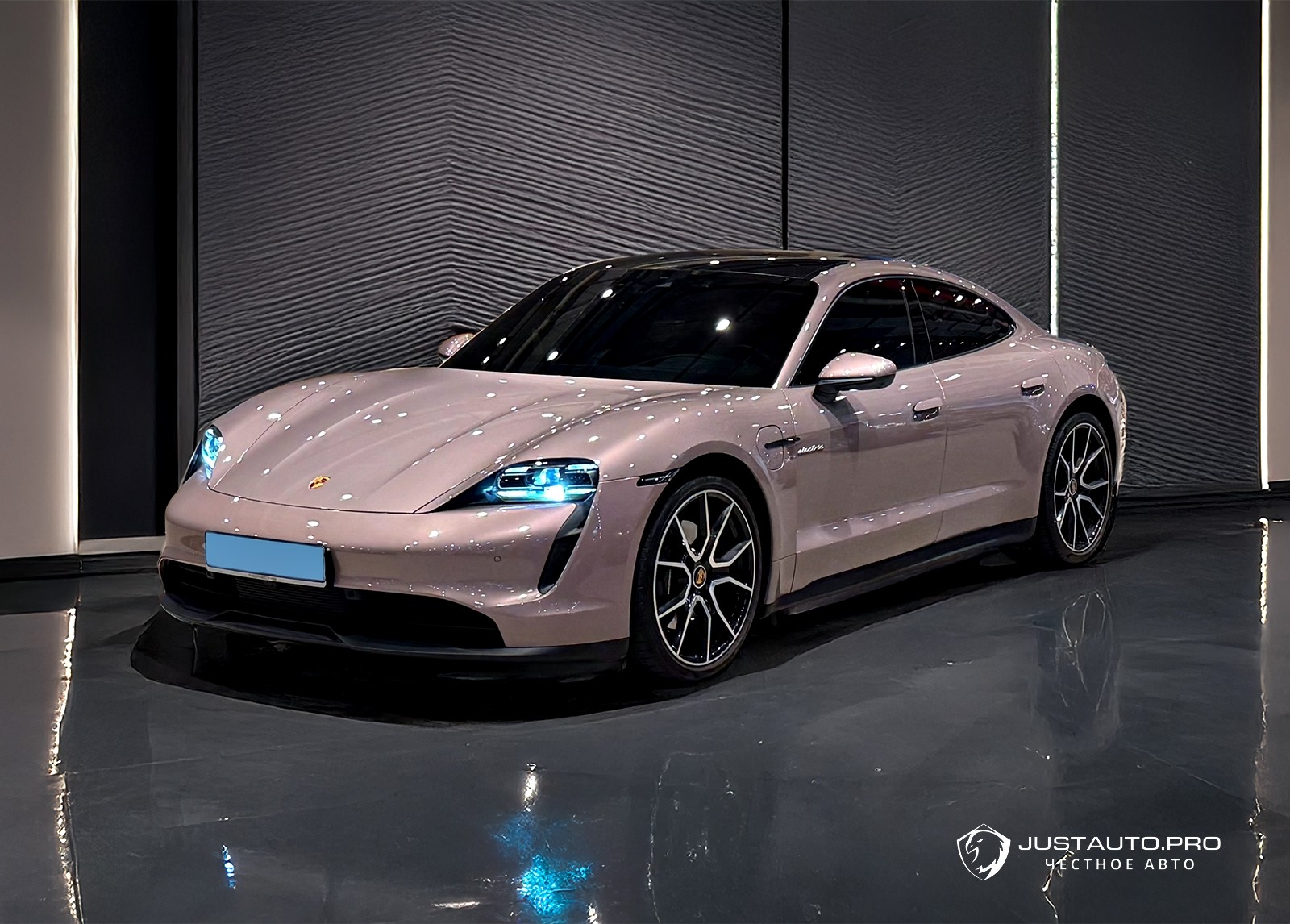 Автомобиль Porsche Taycan