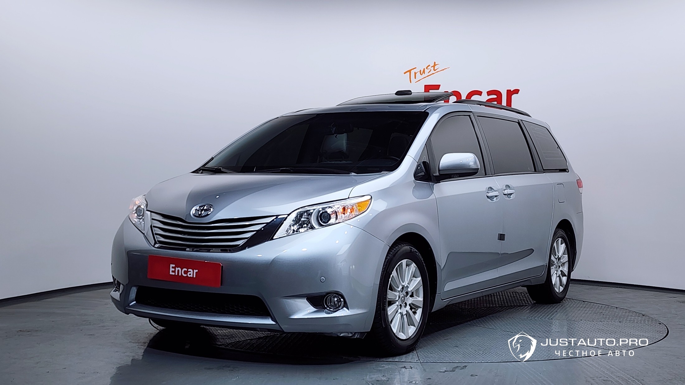 Автомобиль Toyota Sienna
