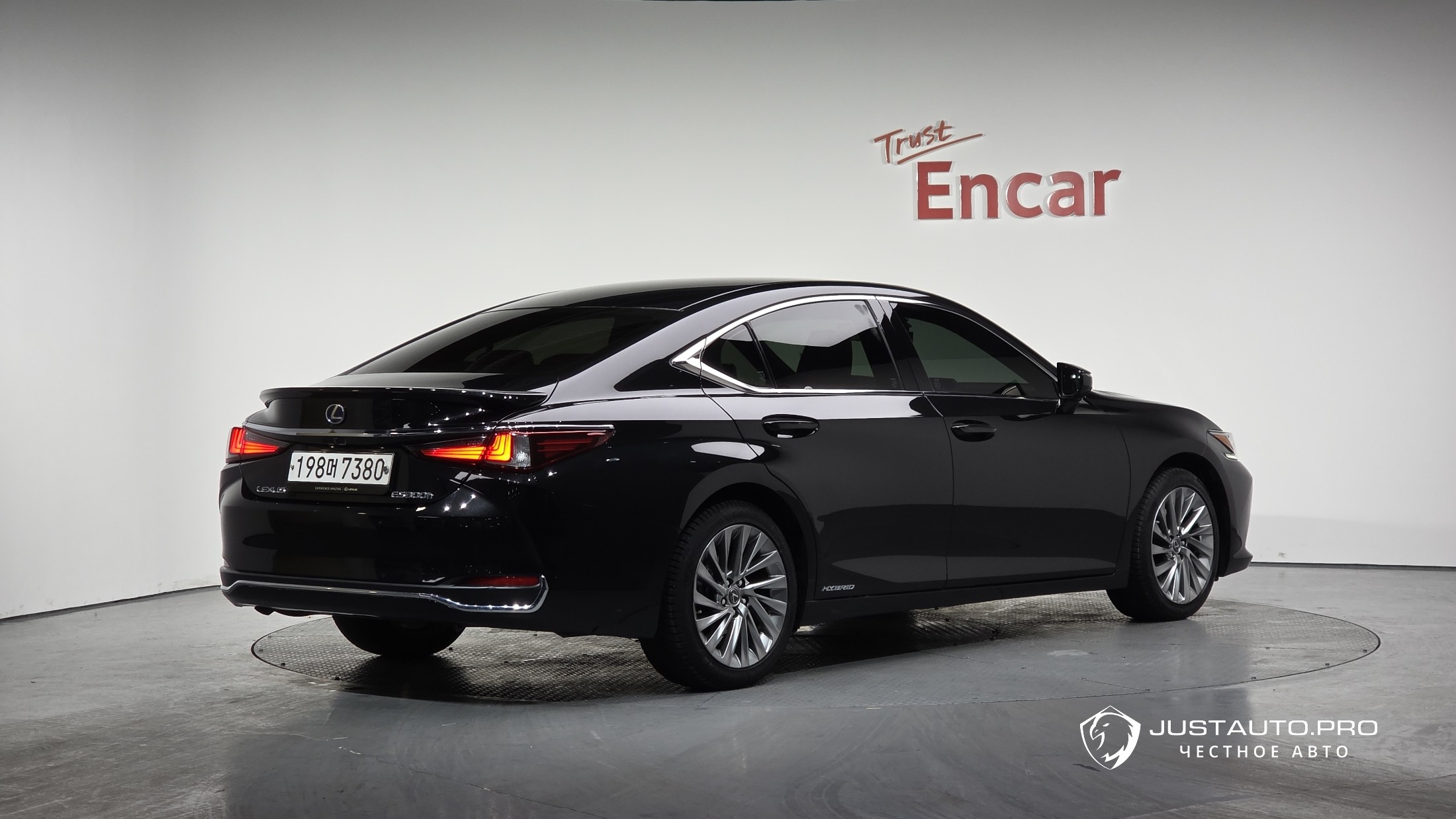 Автомобиль Lexus ES