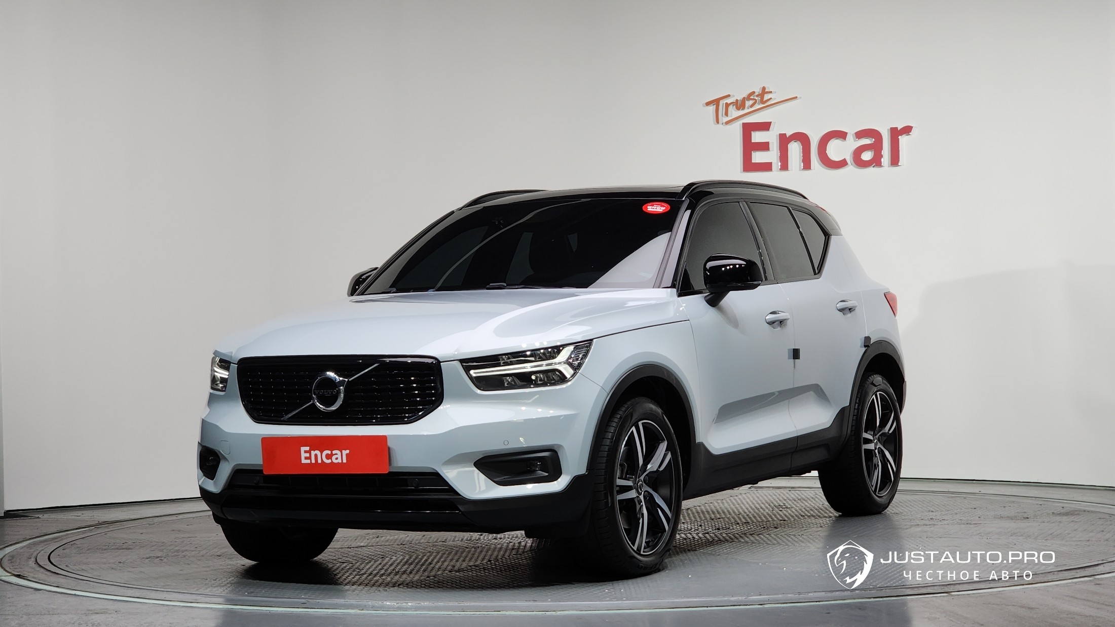 Автомобиль Volvo XC40