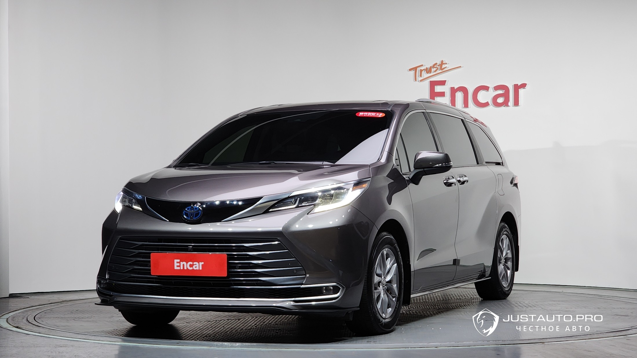 Автомобиль Toyota Sienna