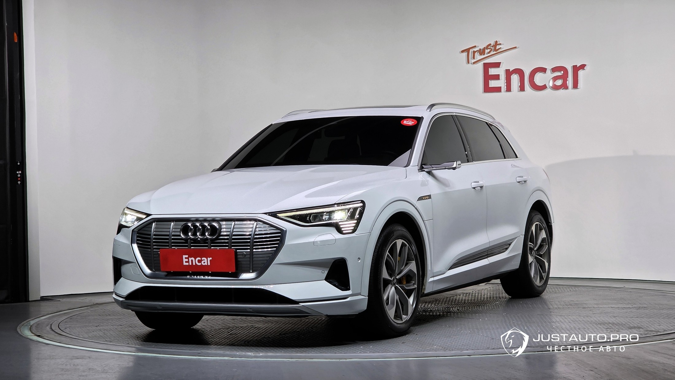 Автомобиль Audi e-tron
