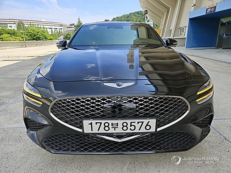 Автомобиль Genesis G70