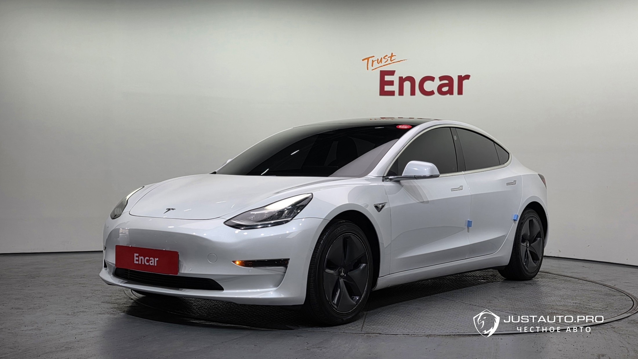 Автомобиль Tesla Model 3