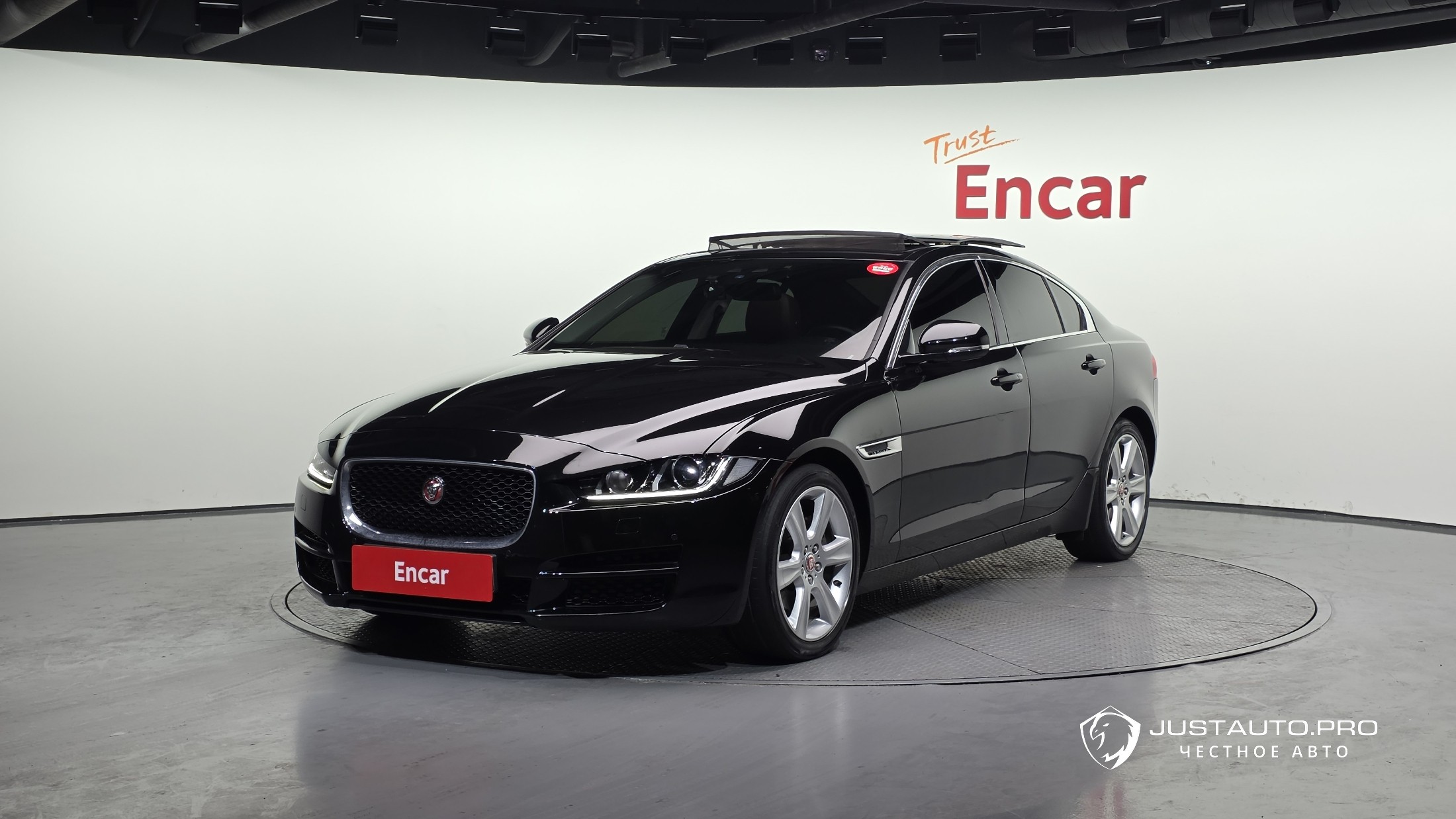 Автомобиль Jaguar XE
