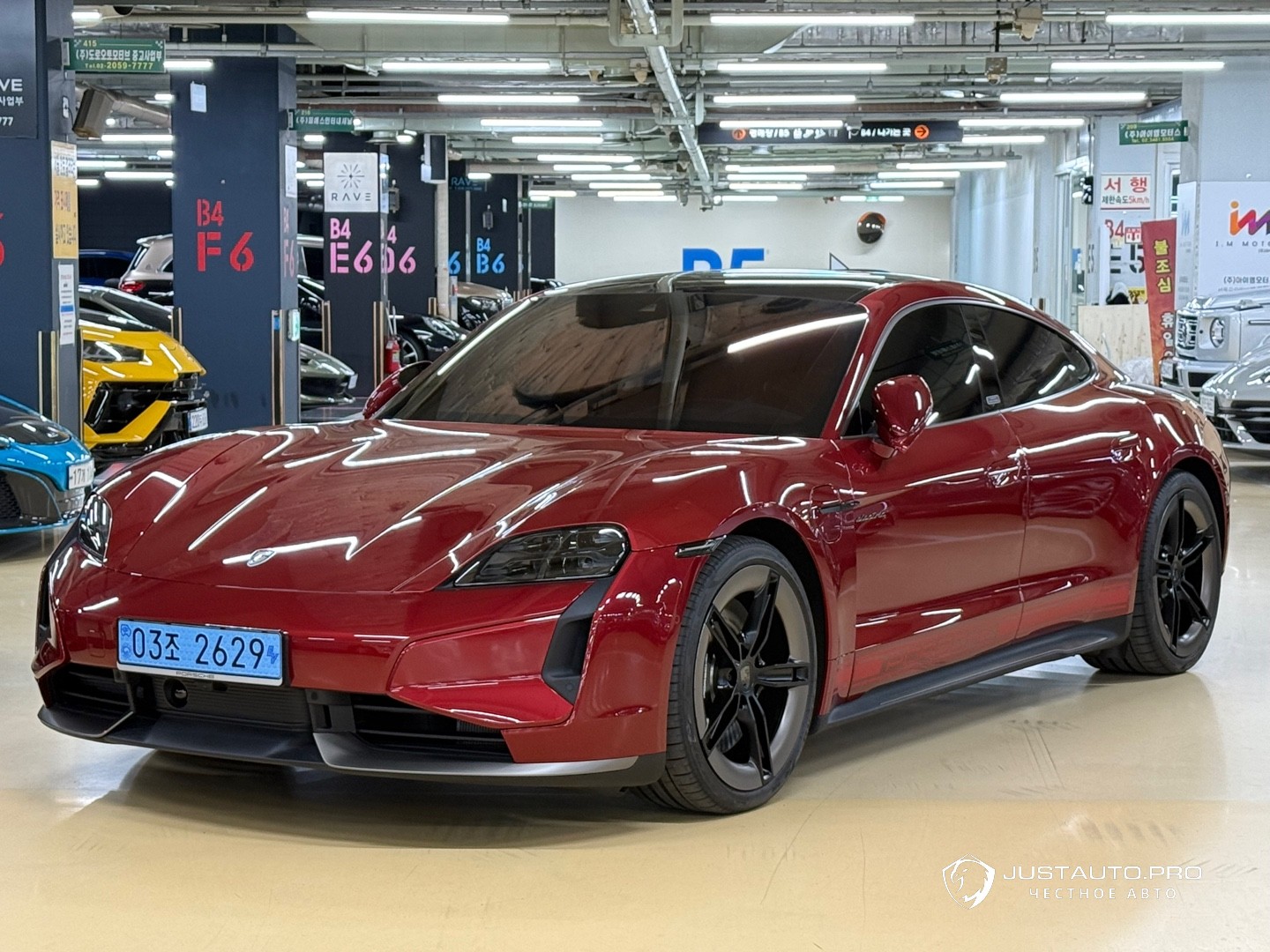 Автомобиль Porsche Taycan