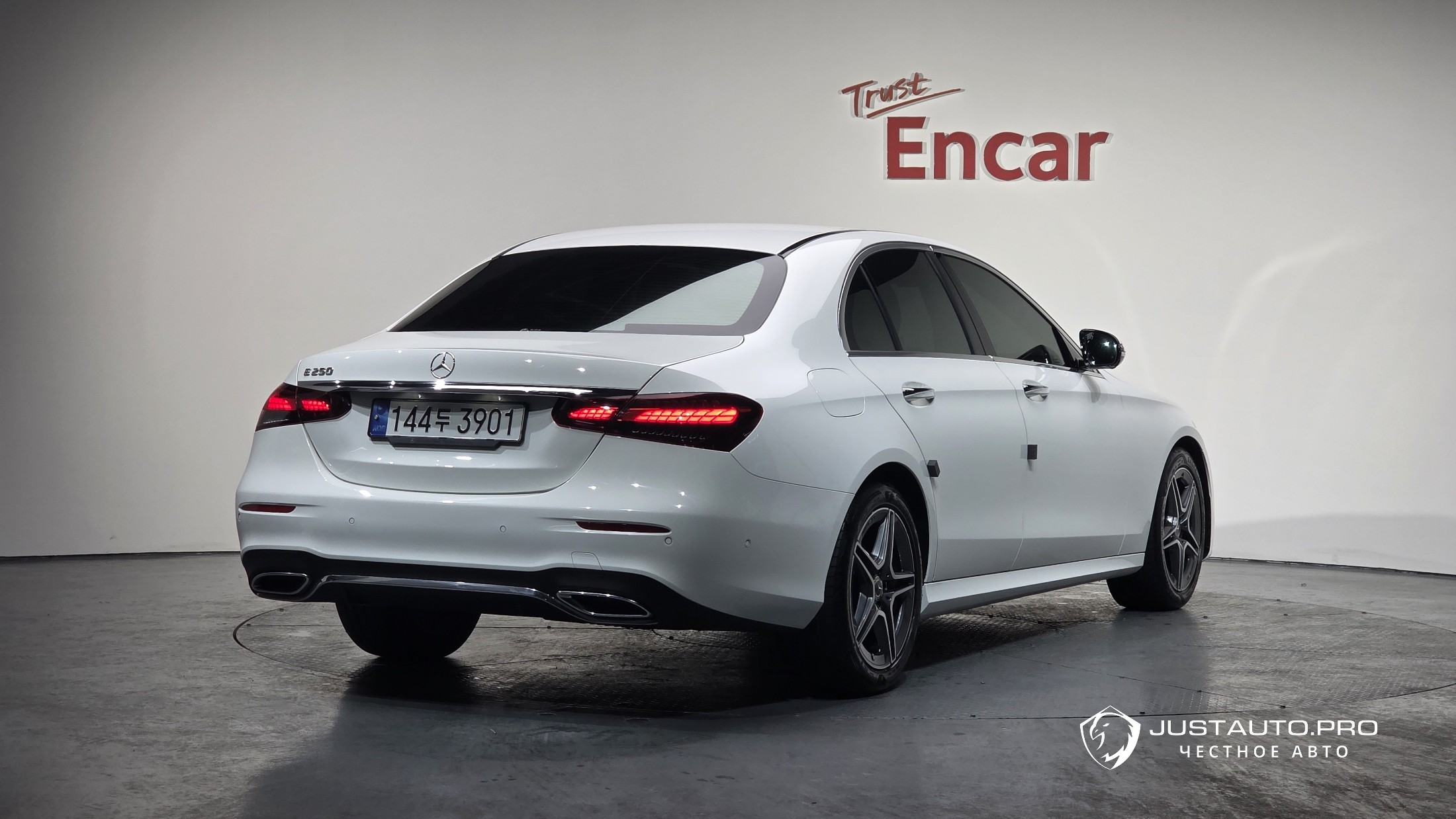 Автомобиль Mercedes-Benz E-Class