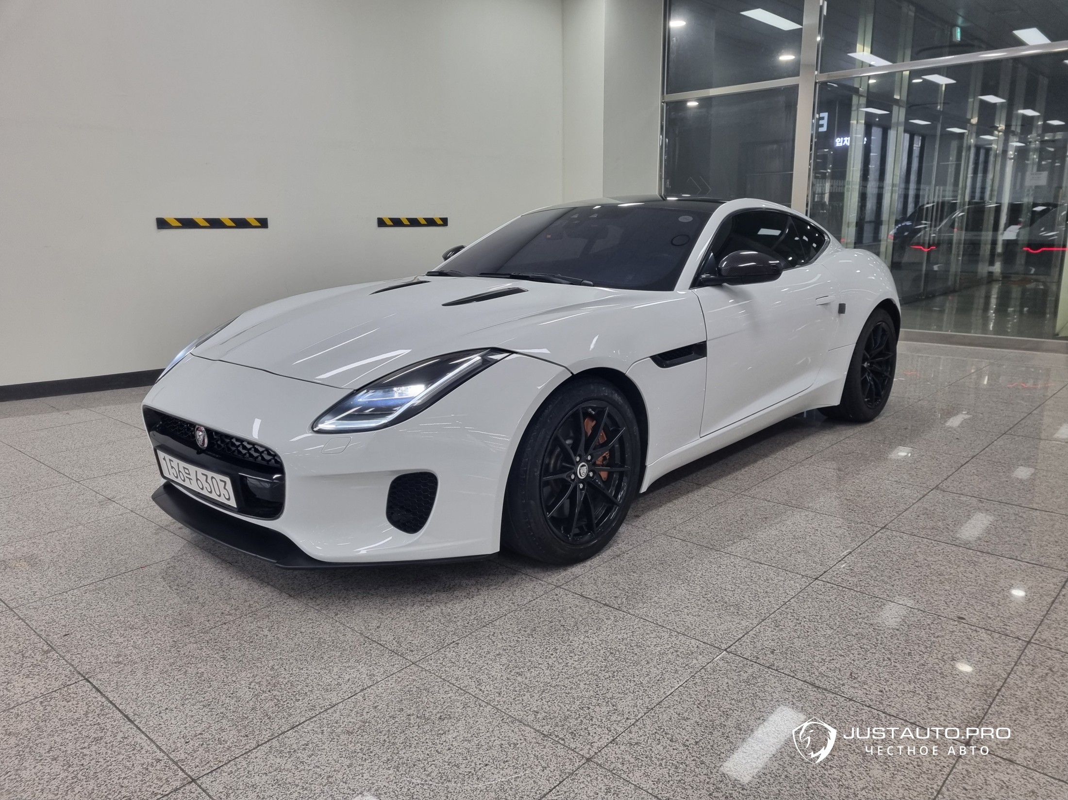 Автомобиль Jaguar F-TYPE