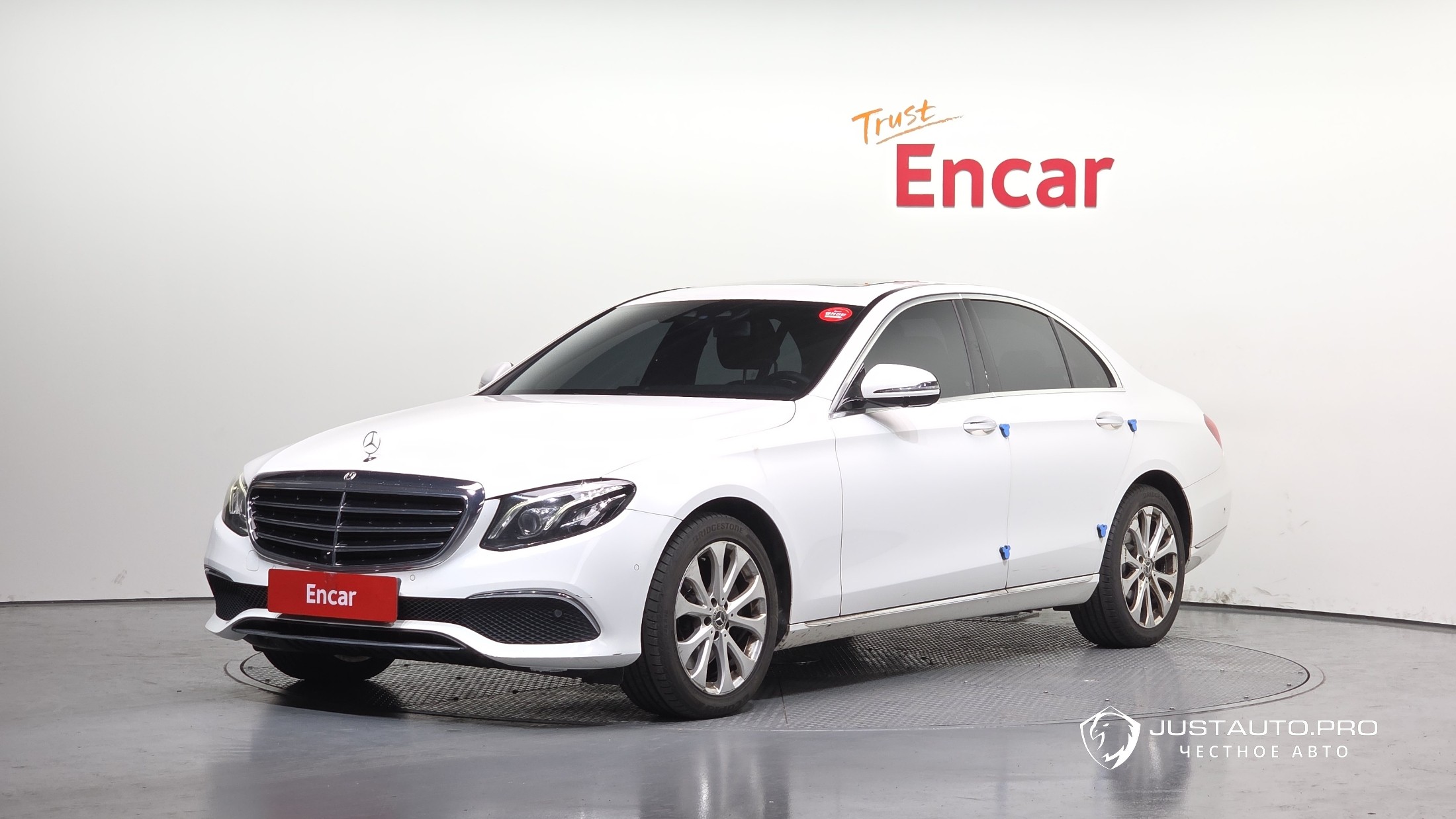Автомобиль Mercedes-Benz E-Class