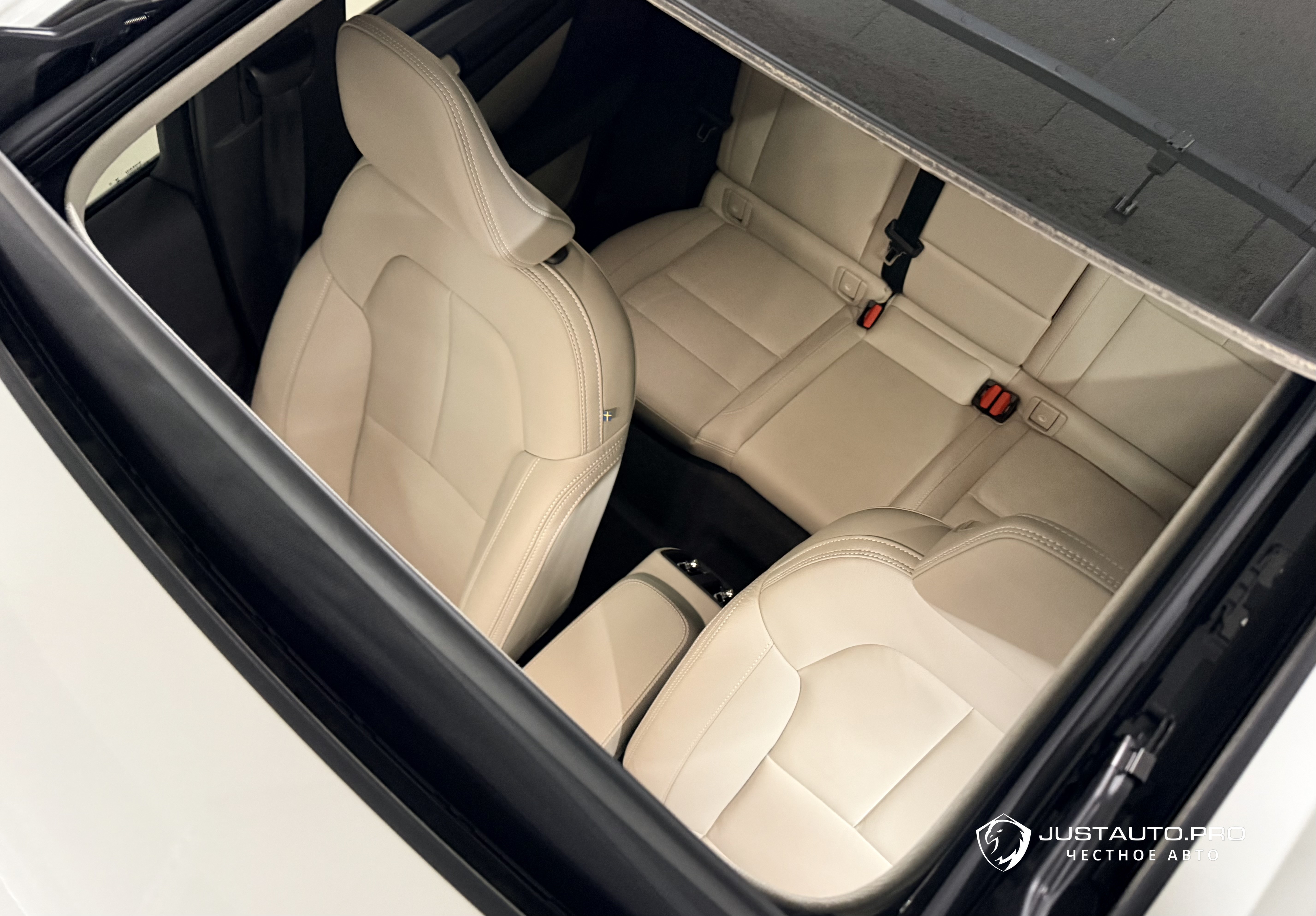 Автомобиль Volvo XC40