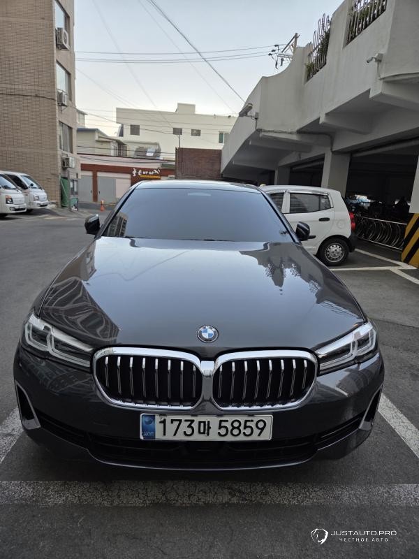 Автомобиль BMW 5-Series