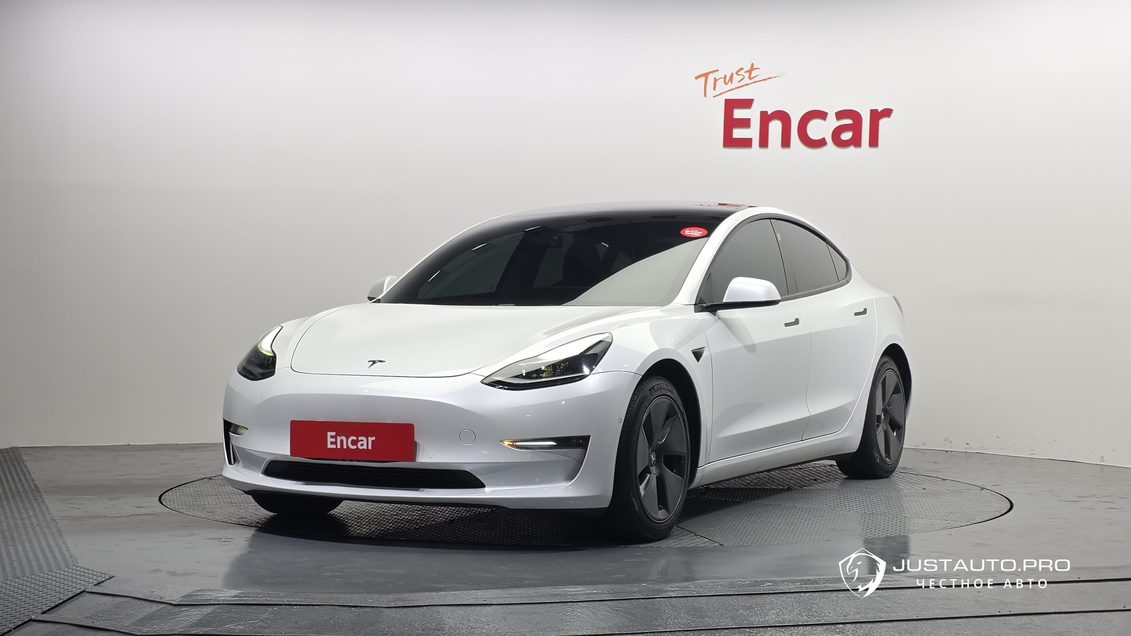 Автомобиль Tesla Model 3