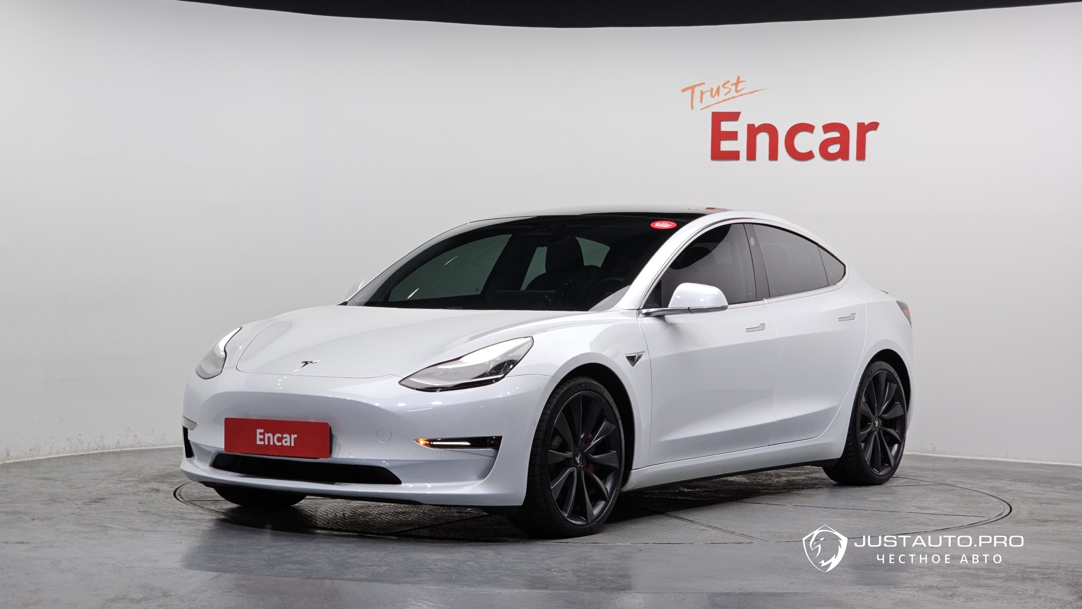 Автомобиль Tesla Model 3