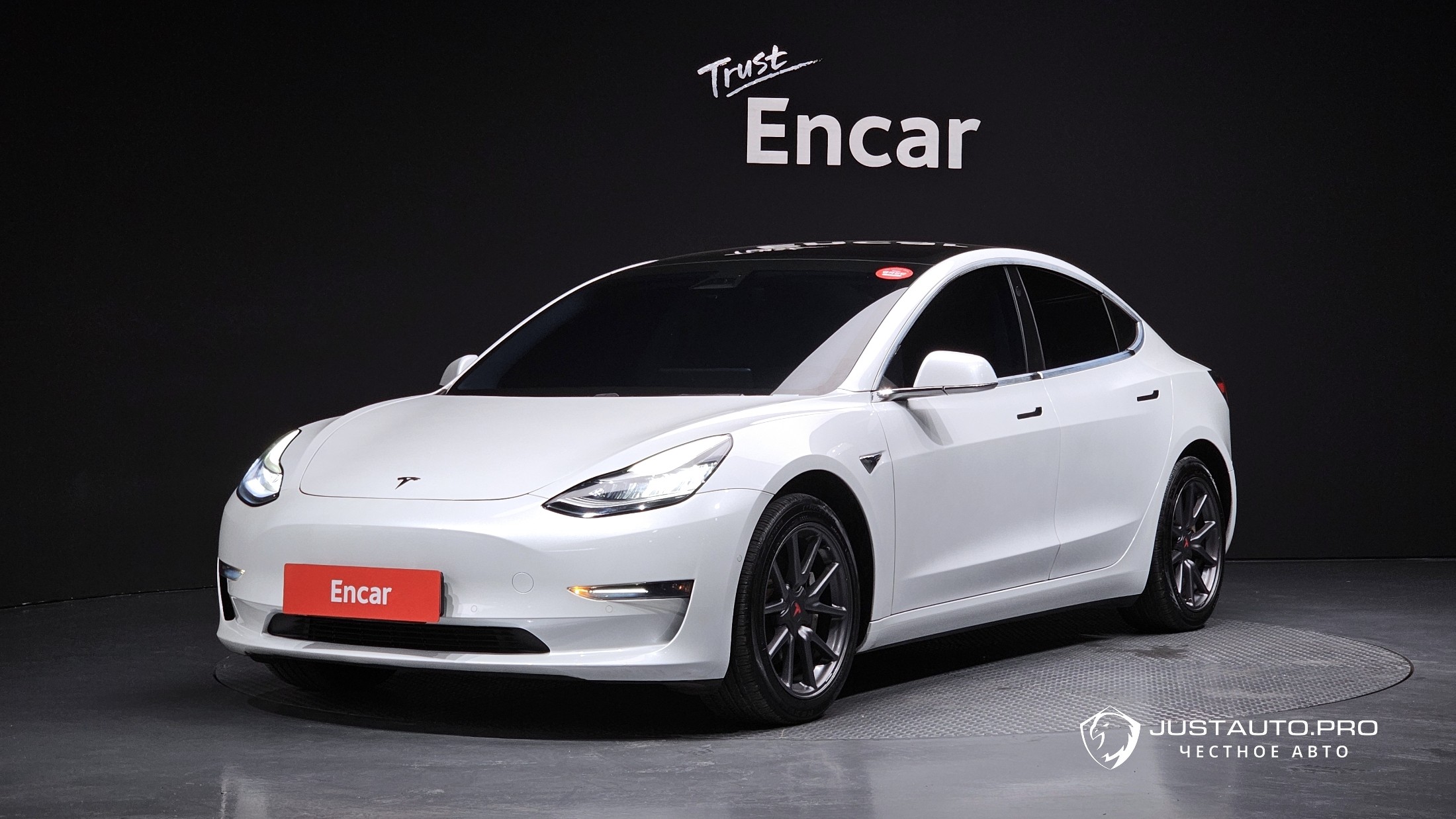 Автомобиль Tesla Model 3