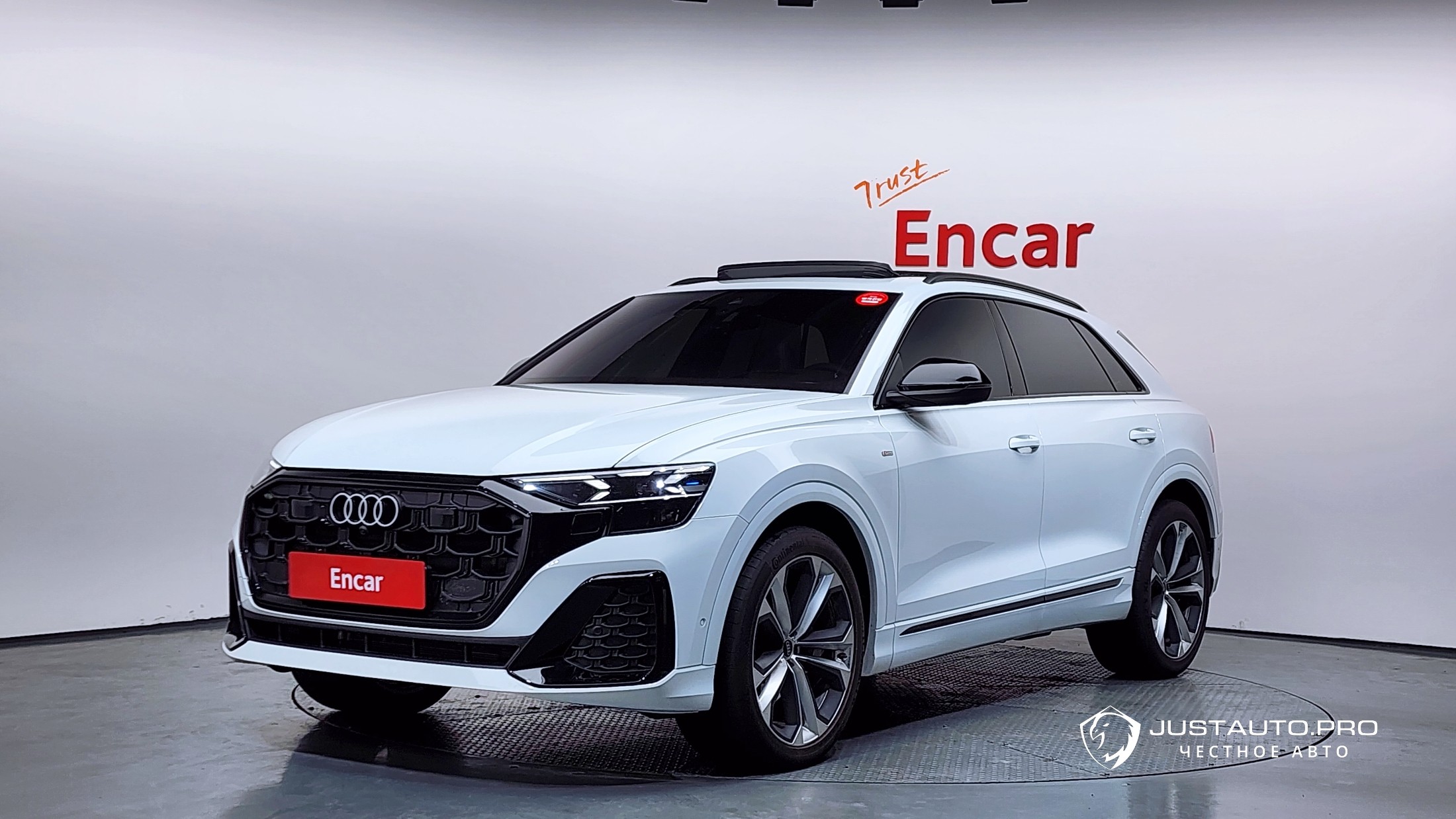 Автомобиль Audi Q8