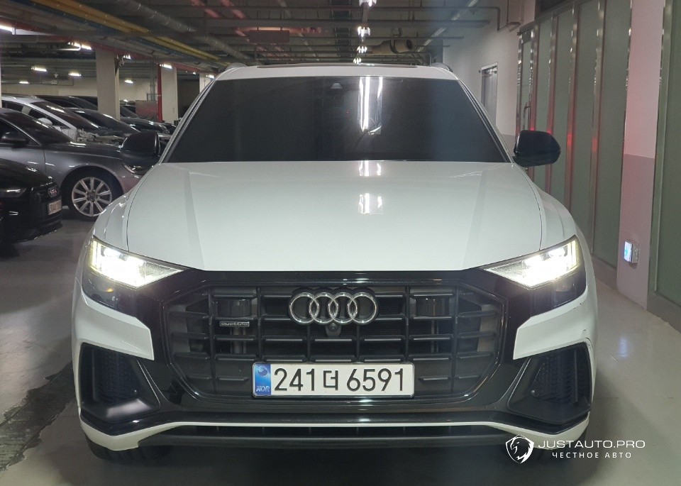 Автомобиль Audi Q8