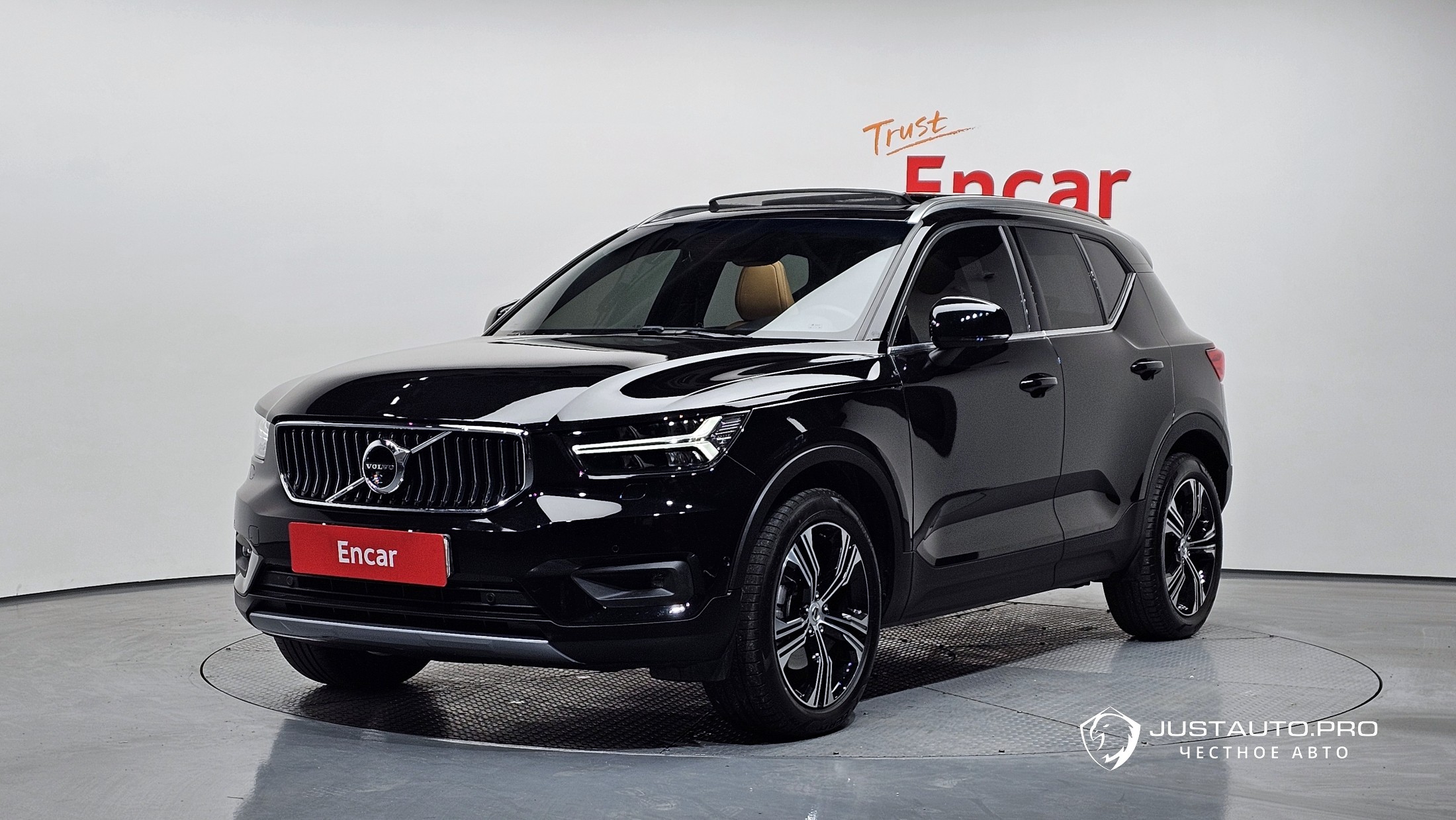 Автомобиль Volvo XC40