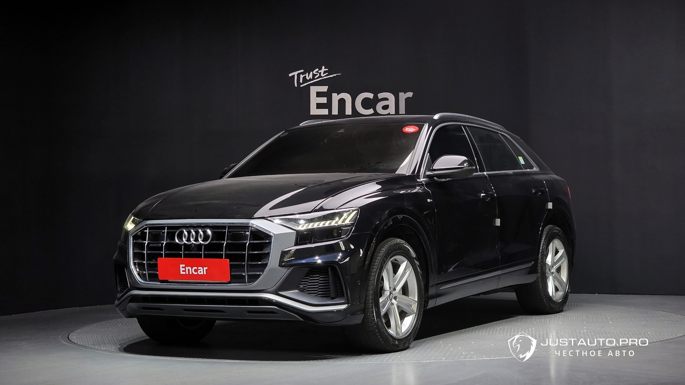 Автомобиль Audi Q8